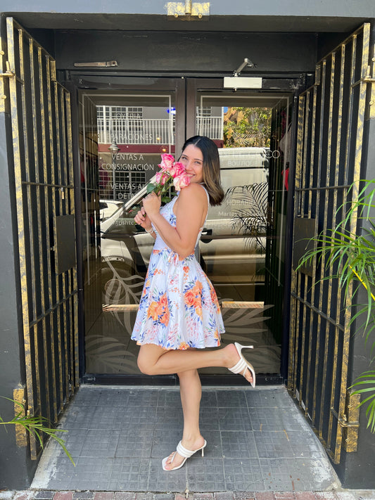 Mujer emprendedora mirando al horizonte con esperanza — historia de resiliencia, maternidad y salud mental.