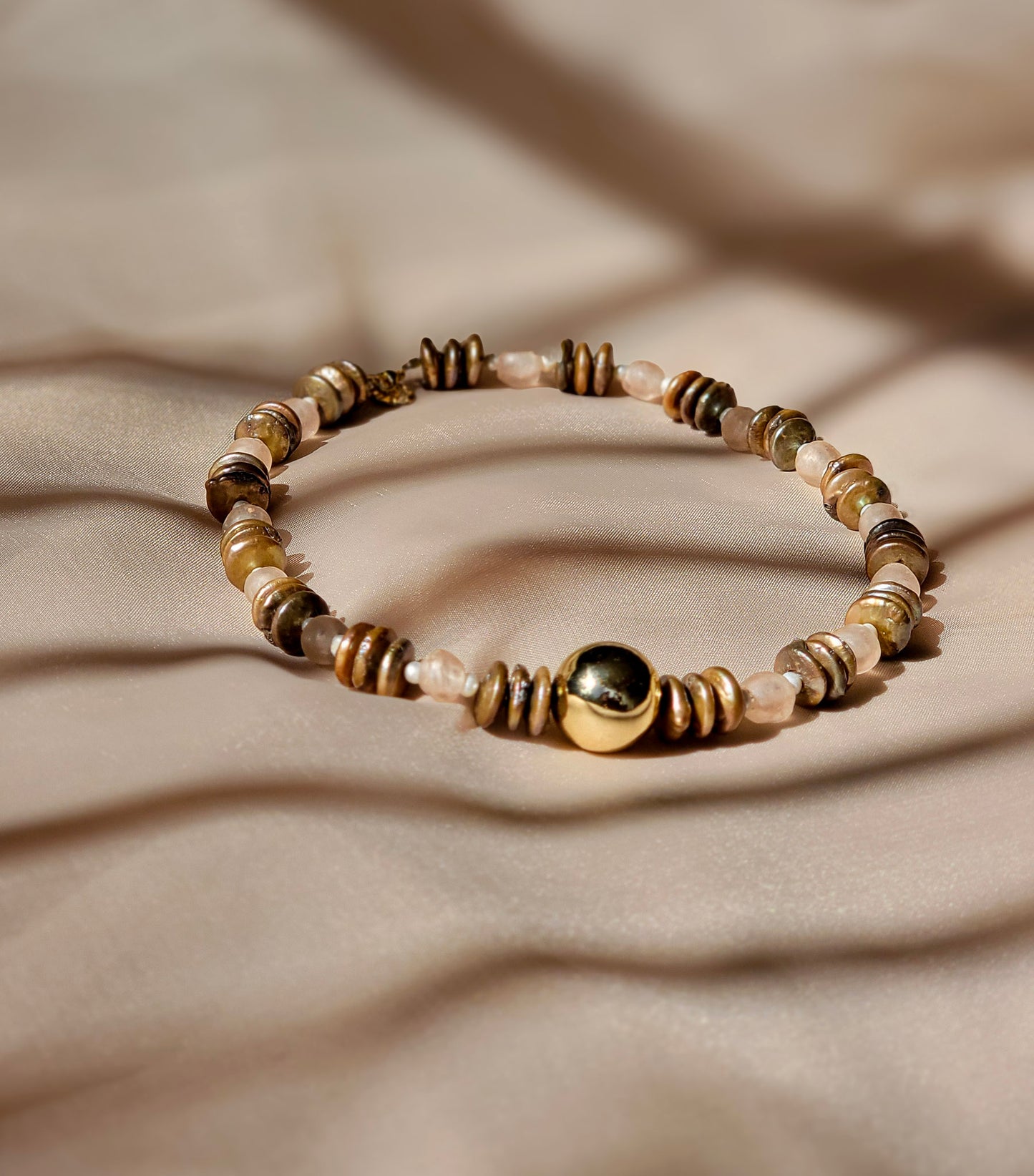 Golden Earth – Collar de Perlas, Cristales y Detalle Dorado