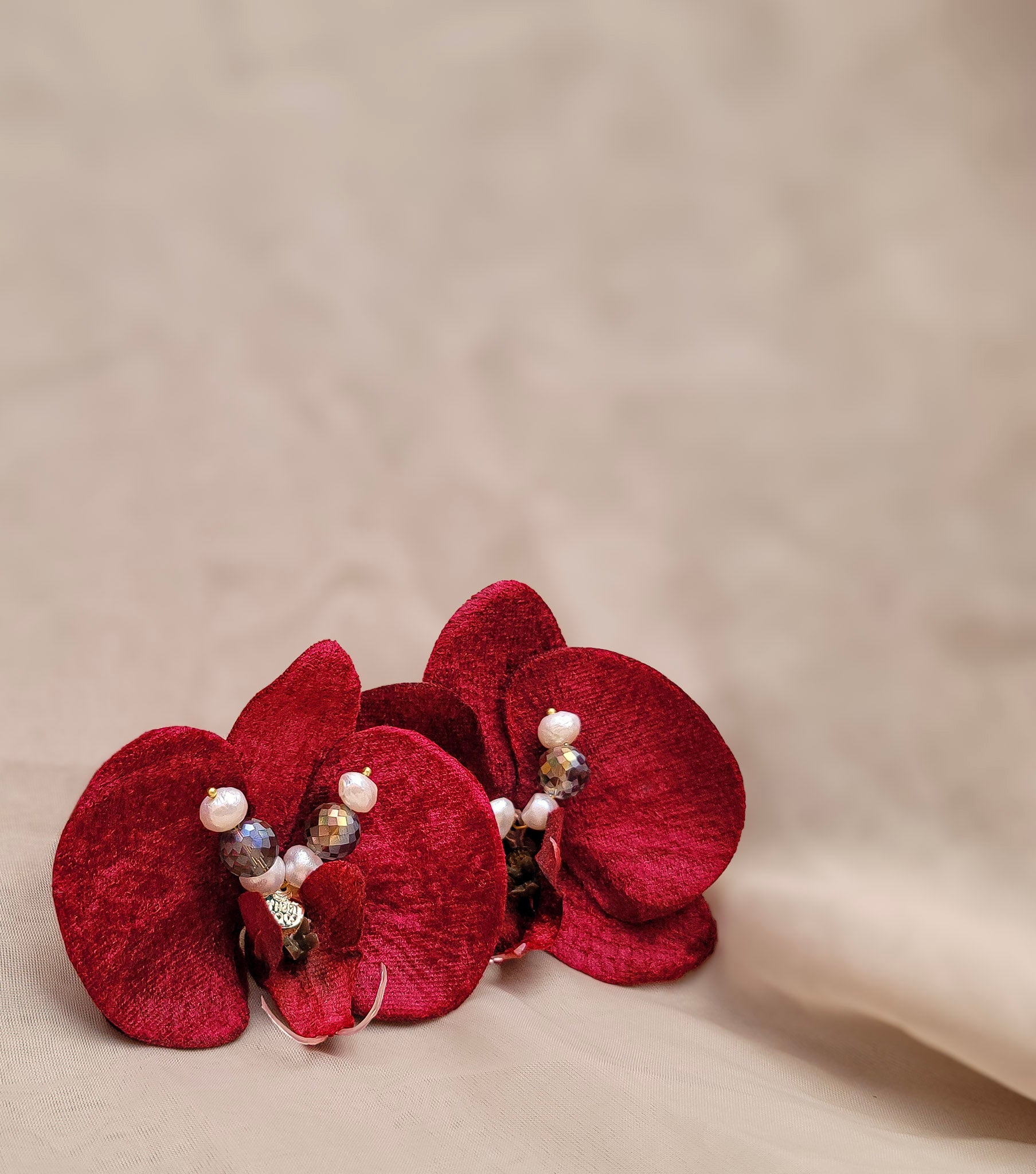 Pantallas de orquídea rojas con diseño tridimensional y perlas naturales