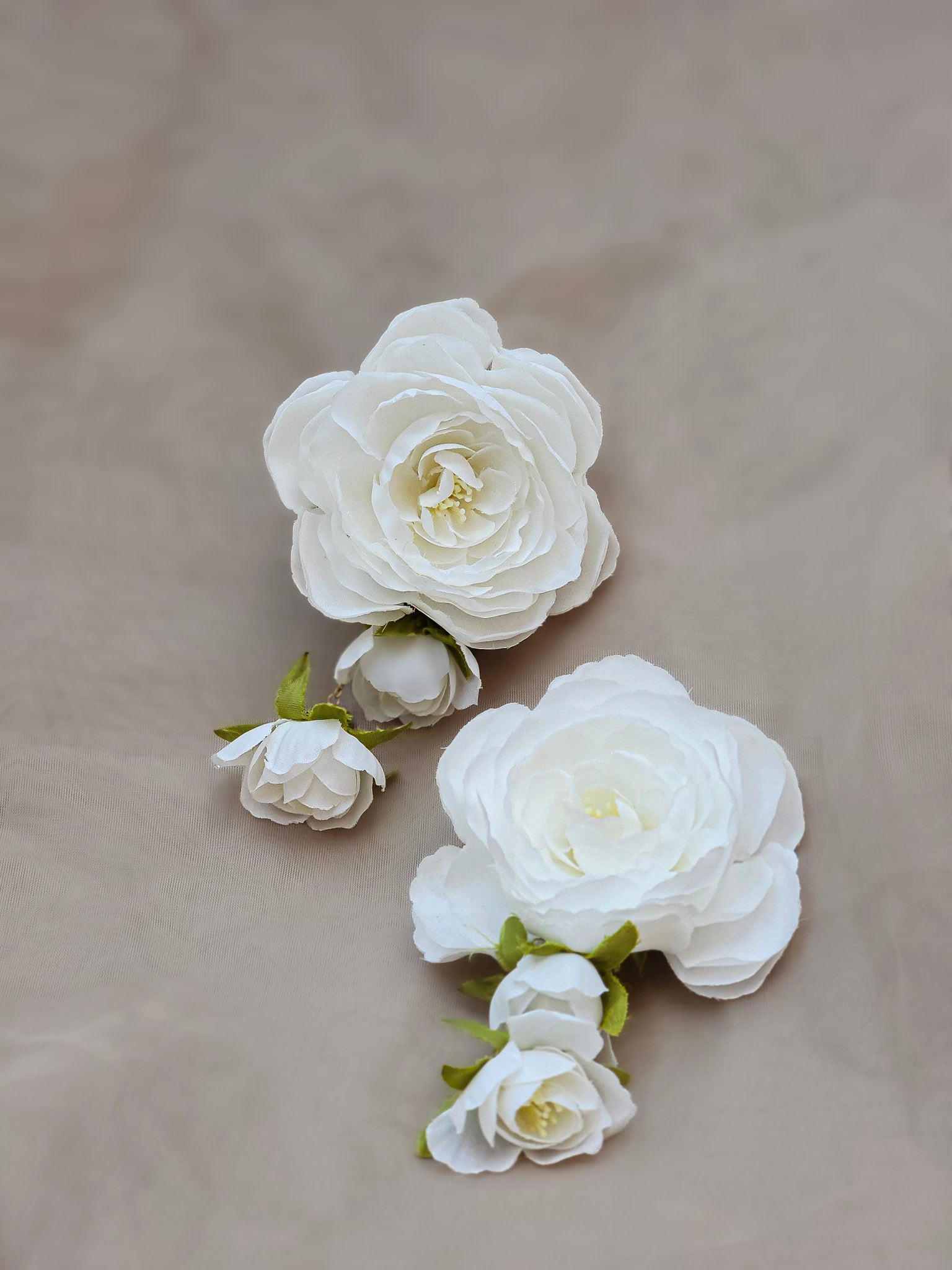 Accesorios florales statement blancos para novia o brunch de lujo