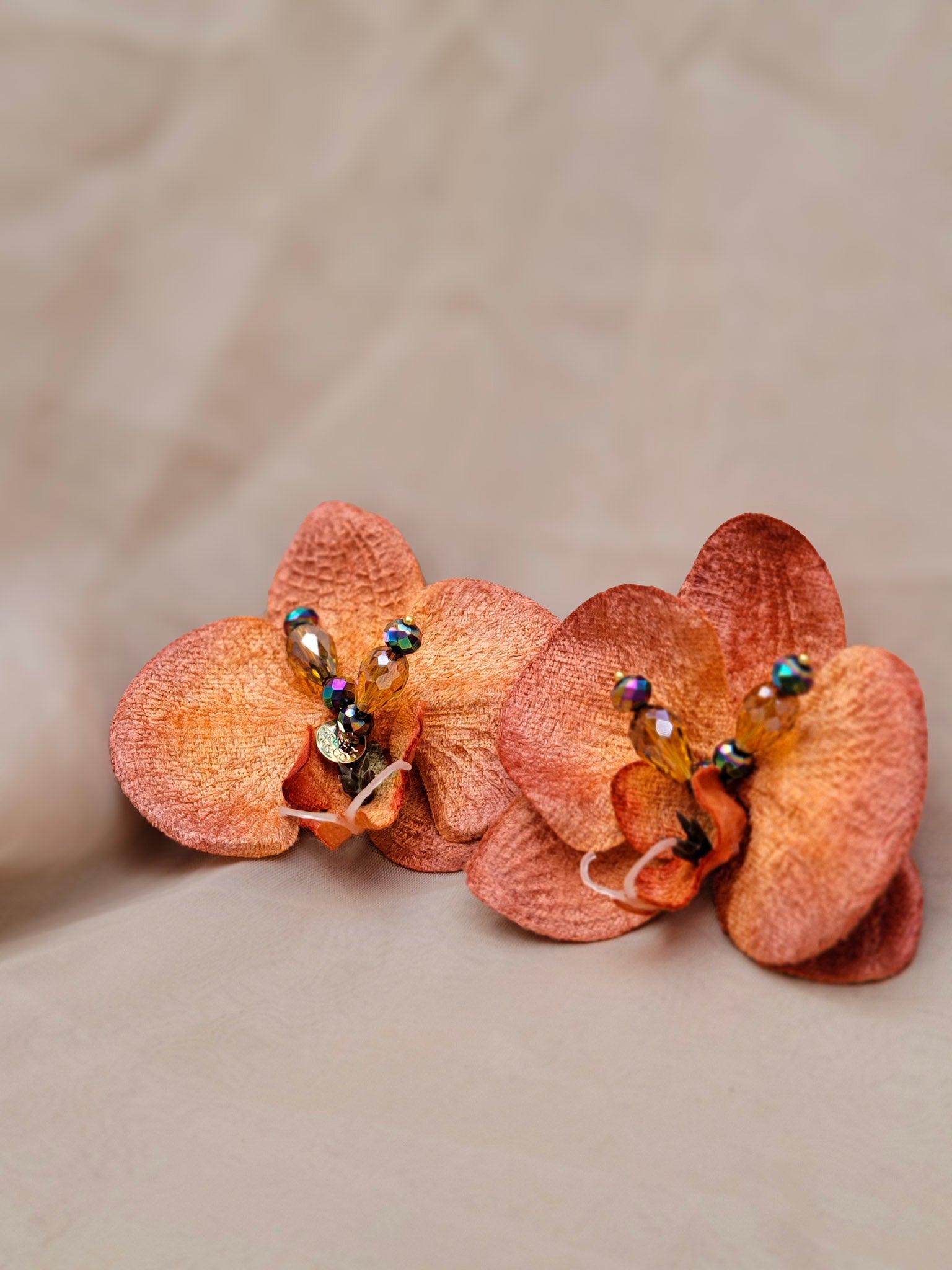 “Accesorios tropicales de lujo – orquídeas cobre hechas a mano por Trish T CoCo”