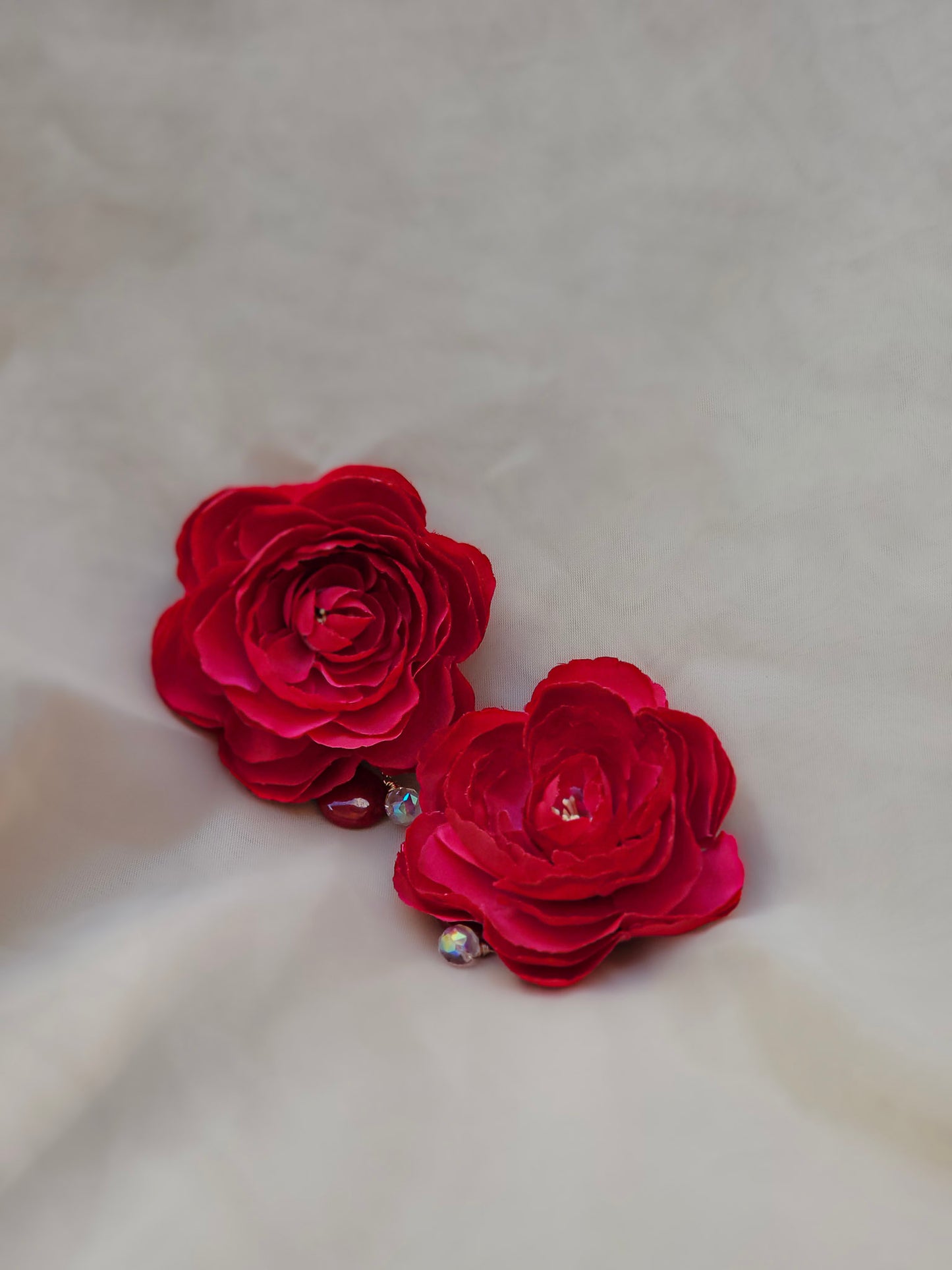 "Accesorio statement para bodas, sesiones de fotos y ocasiones especiales – rosa roja