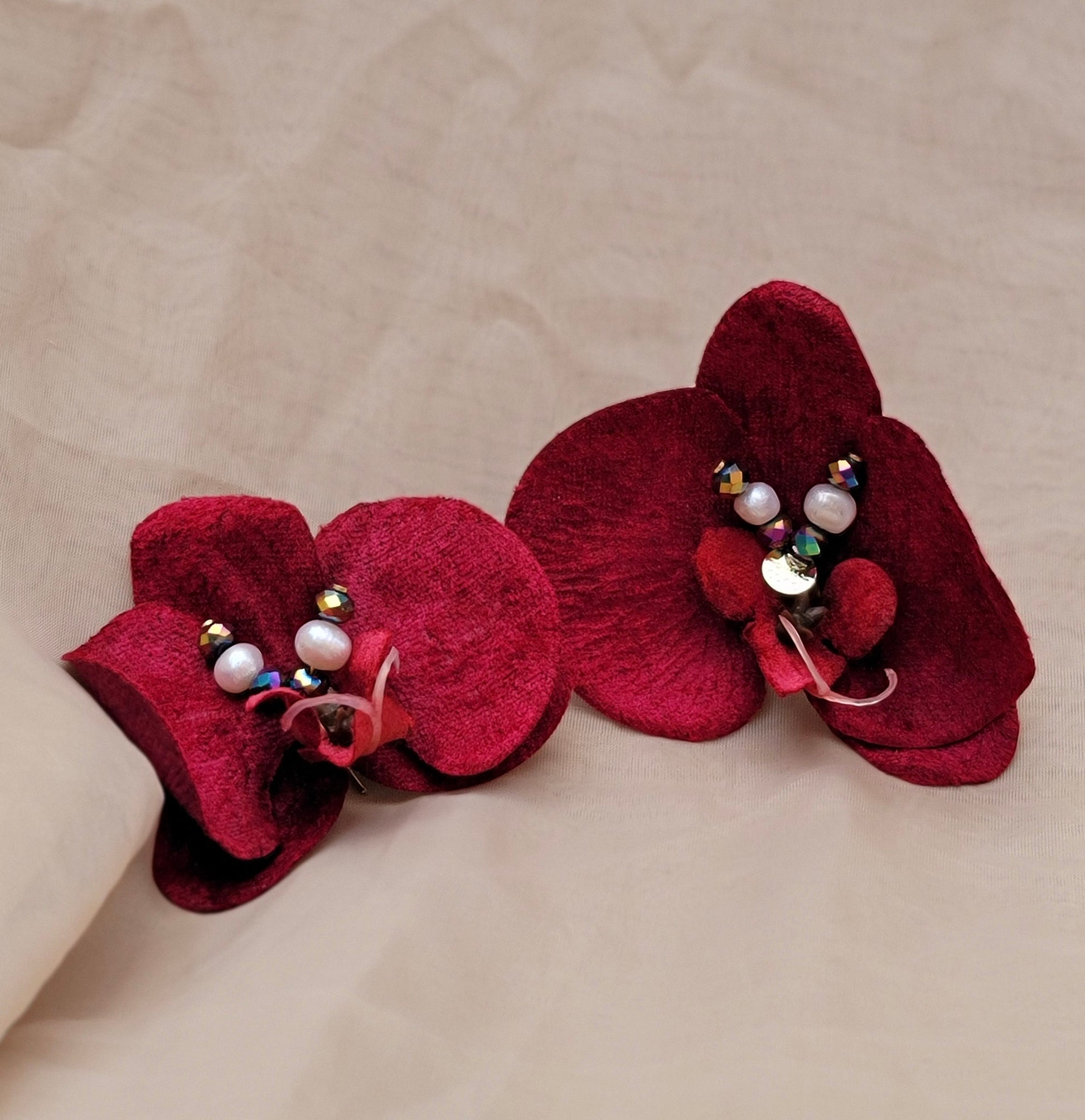 Aretes florales de terciopelo rojo estilo editorial – edición limitada
