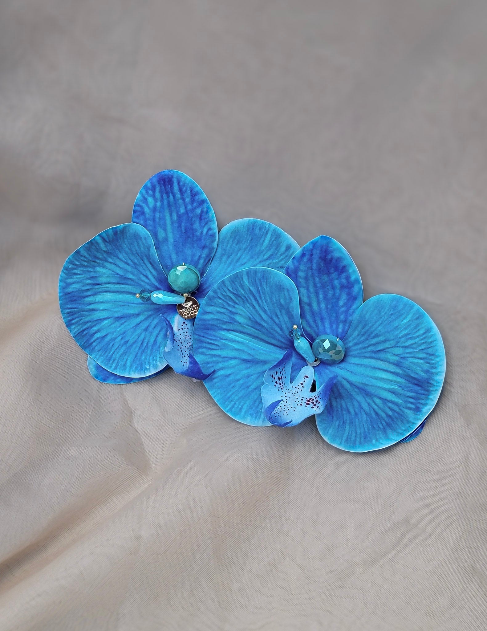 Aretes florales edición limitada en tono azul tropical – Trish T CoCo"