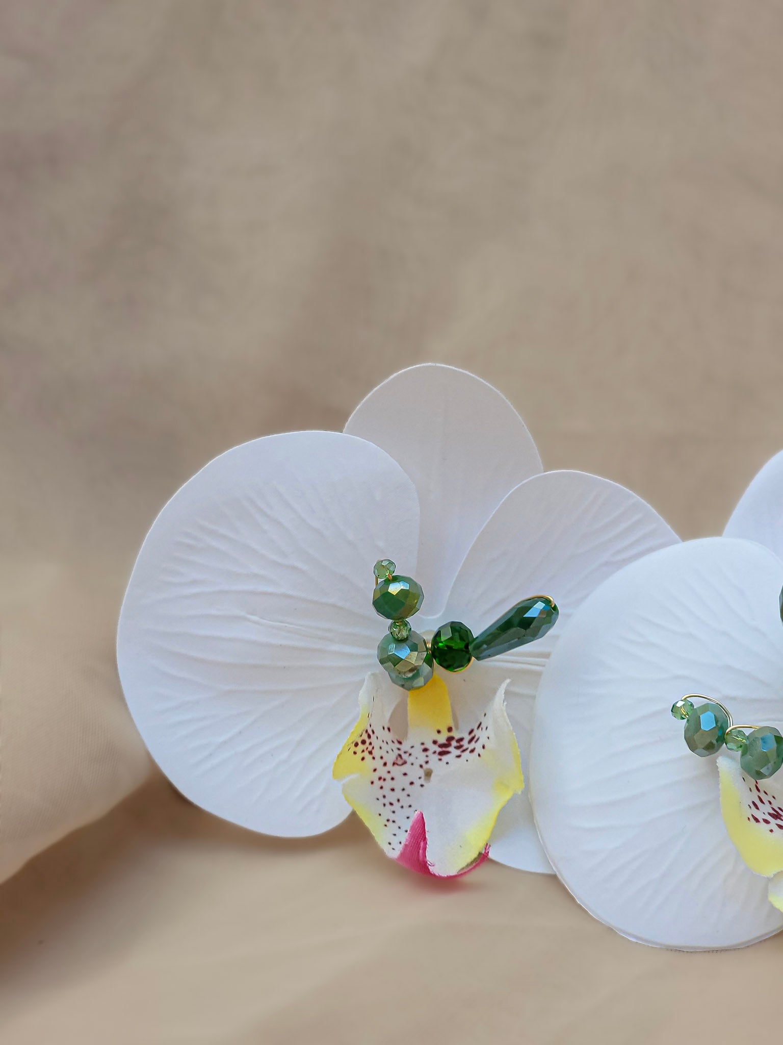 Aretes florales grandes en forma de orquídea blanca – joyería editorial