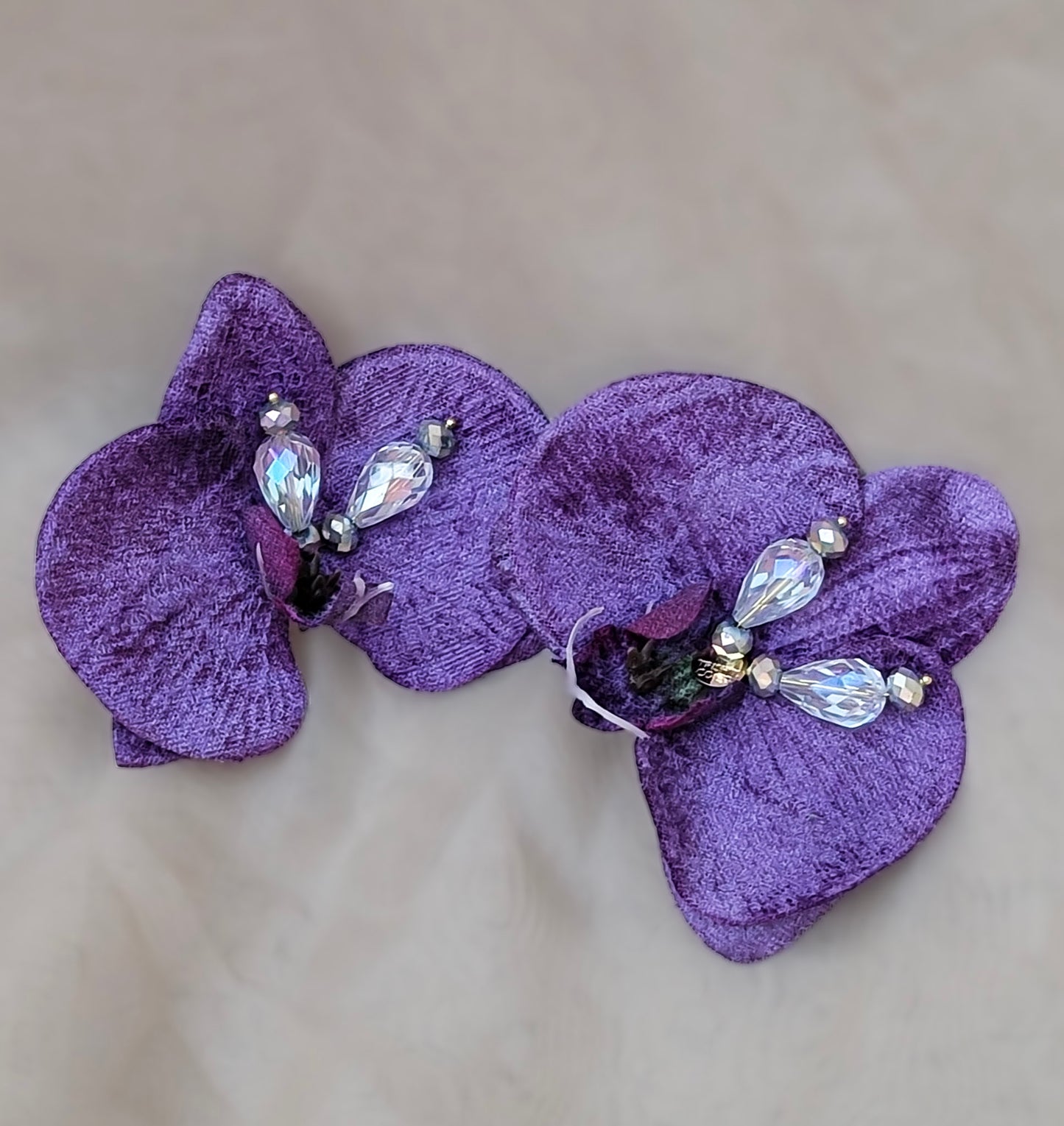 Aretes florales statement en terciopelo púrpura y cristales – Hechos en PR