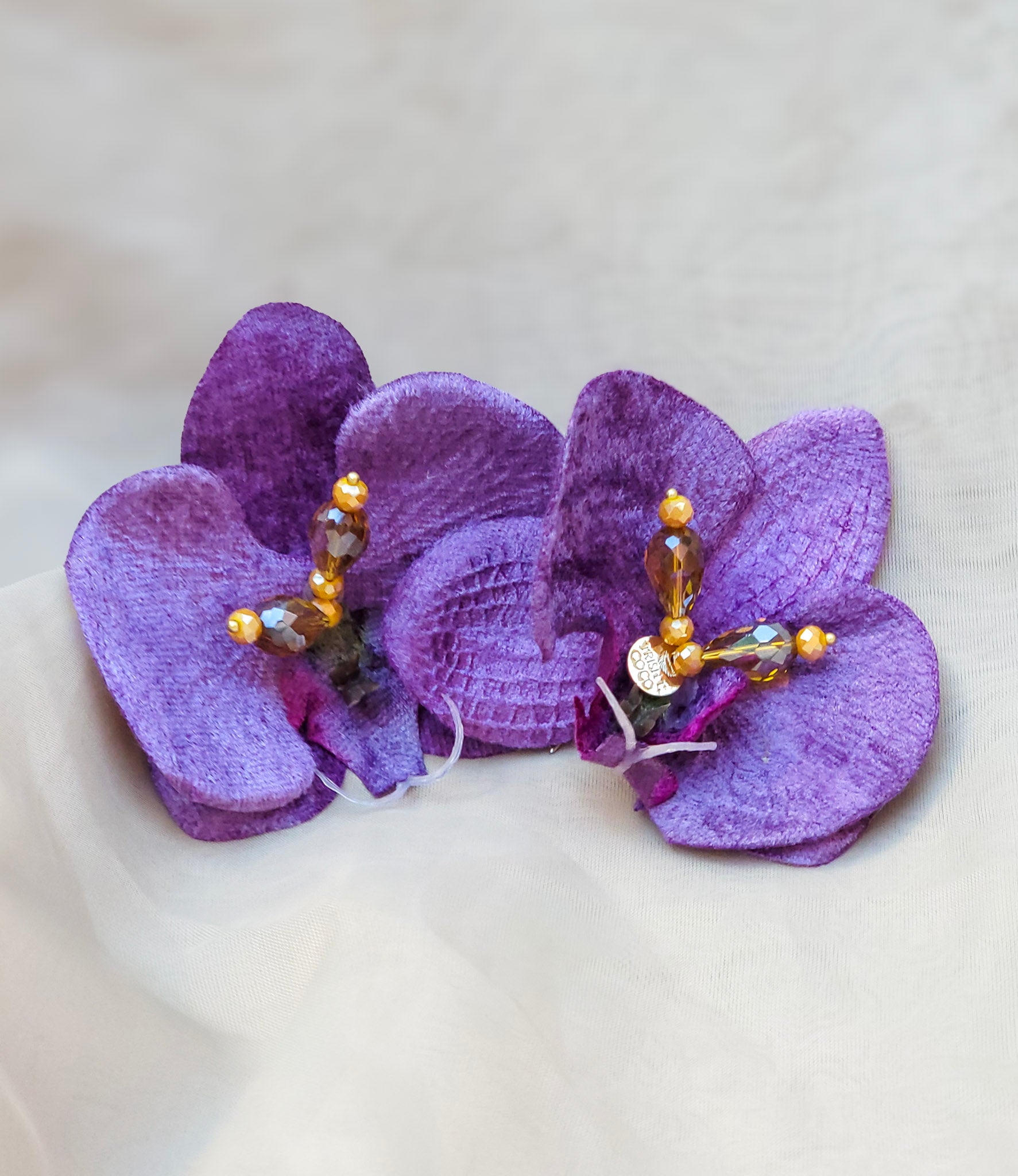 Aretes orquídea para looks editoriales, hechos a mano en Puerto Rico