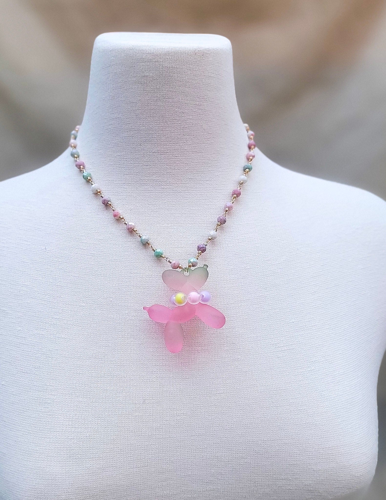 Detalle collar perro globo rosa con cuentas facetadas y corazón mate – Trish T CoCo diseño exclusivo