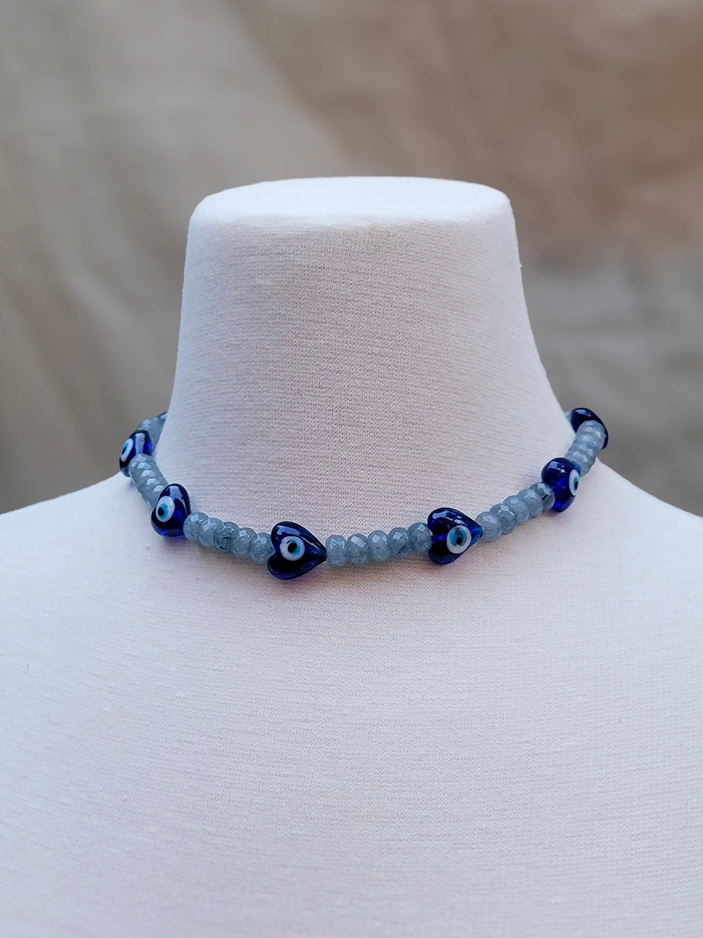 Choker azul con dijes de ojo turco en forma de corazón – Trish T CoCo