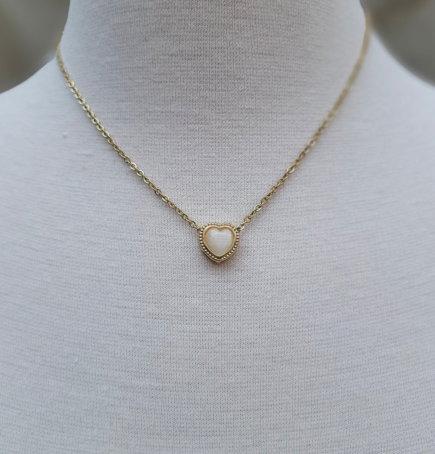 Choker dorado con corazón blanco nacarado – Trish T CoCo