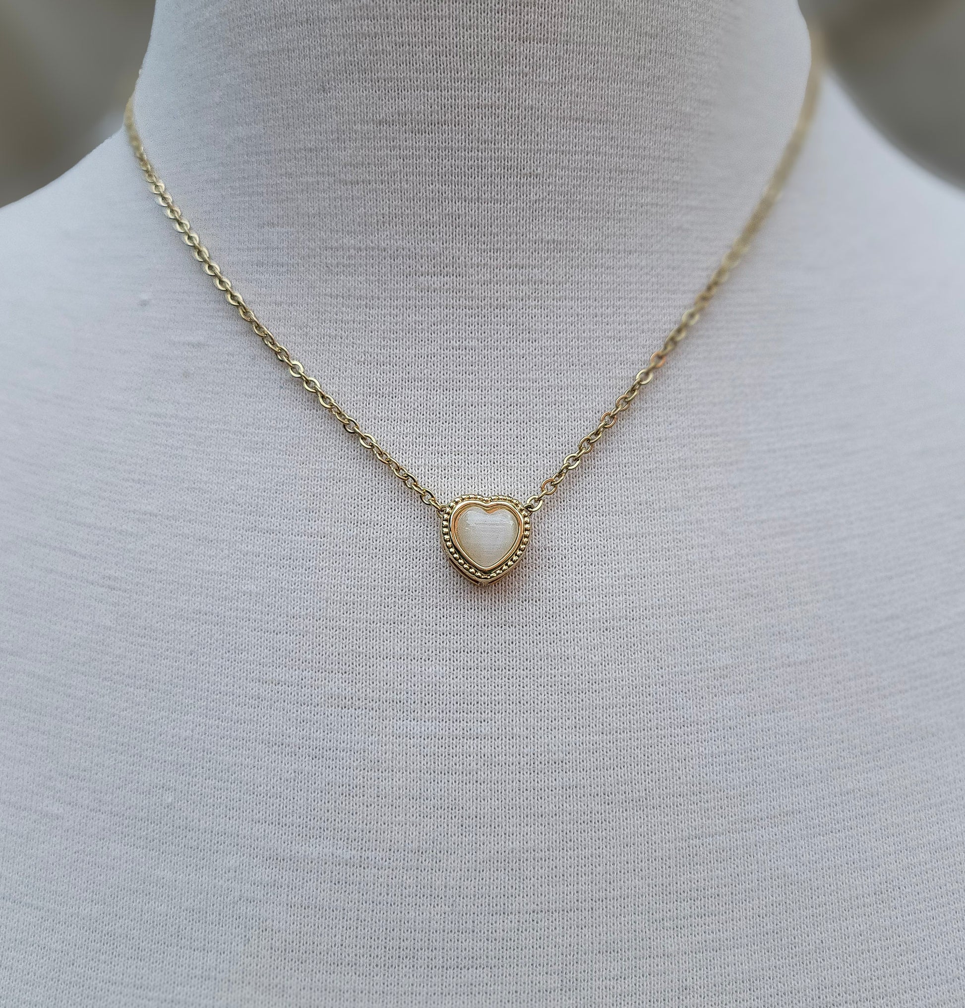 Choker dorado con corazón blanco nacarado – Trish T CoCo