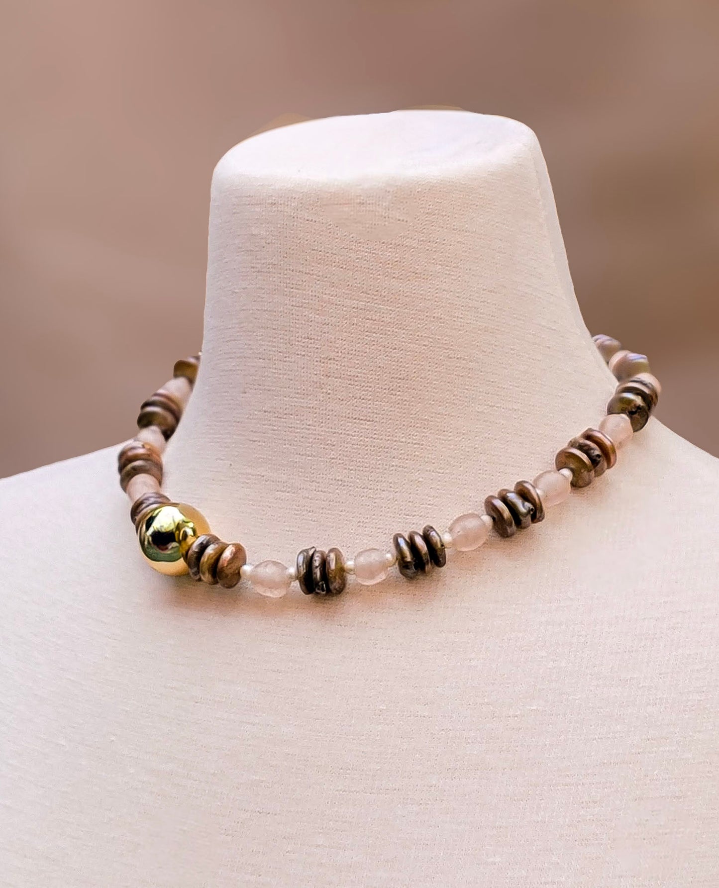 Collar artesanal con perlas y cristales en tonos tierra con bola dorada central – Trish T CoCo