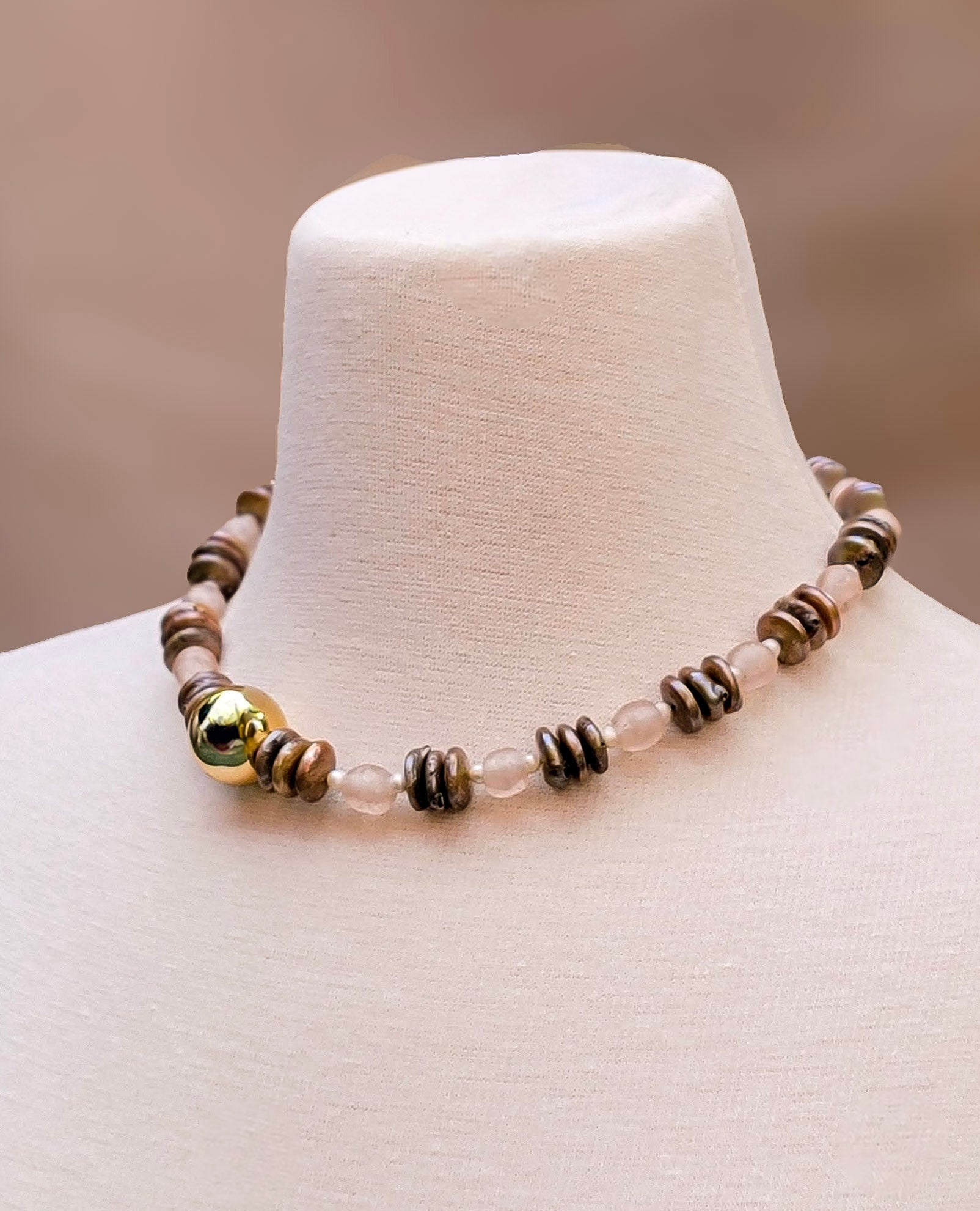 Collar artesanal con perlas y cristales en tonos tierra con bola dorada central – Trish T CoCo