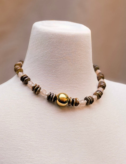 Collar artesanal con perlas y cristales en tonos tierra con bola dorada central – Trish T CoCo