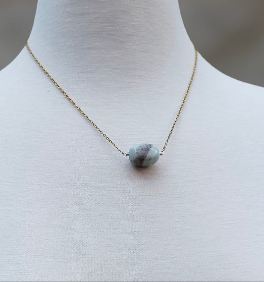 Collar con piedra amazonita azul claro en cadena dorada – Trish T CoCo