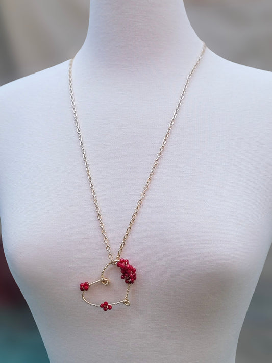 Collar de corazón floral en alambre dorado con flores rojas – diseño exclusivo Trish T CoCo