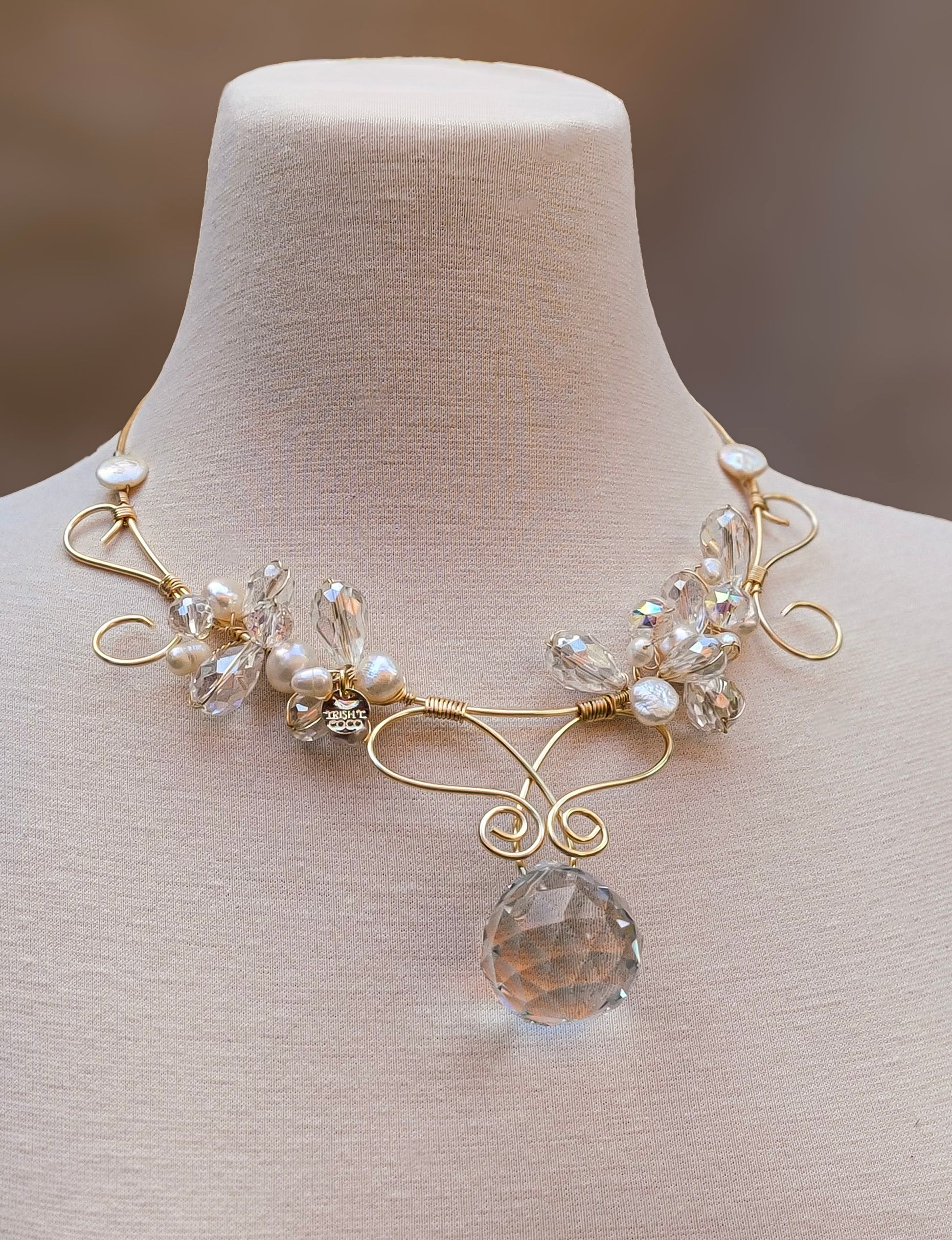 Collar de lujo hecho a mano con perlas naturales y cristales austríacos – Trish T CoCo