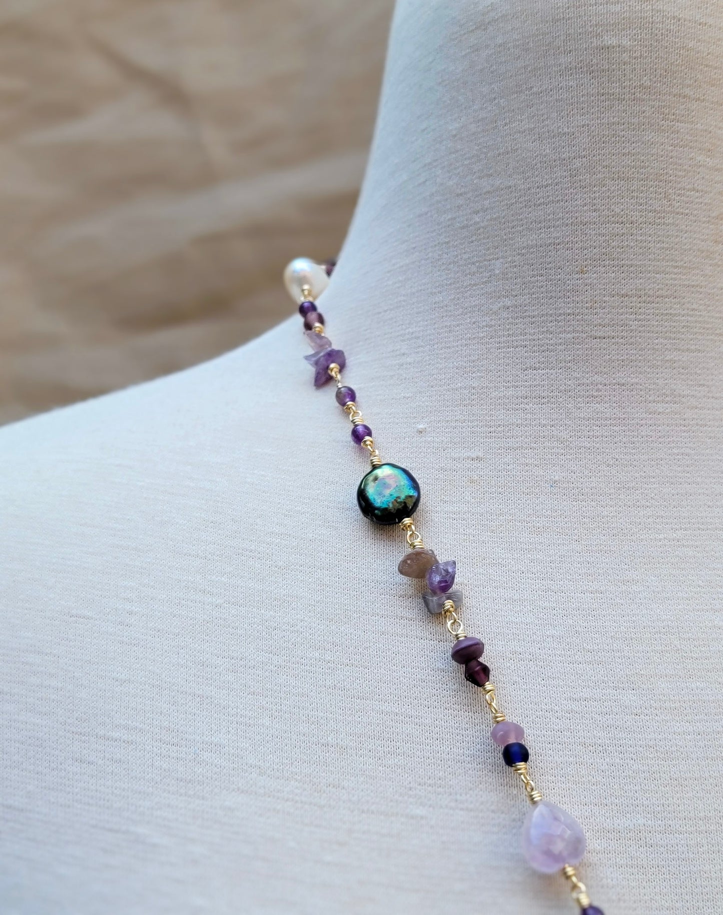 Collar de piedras naturales con alambre 14K oro – Trish T CoCo