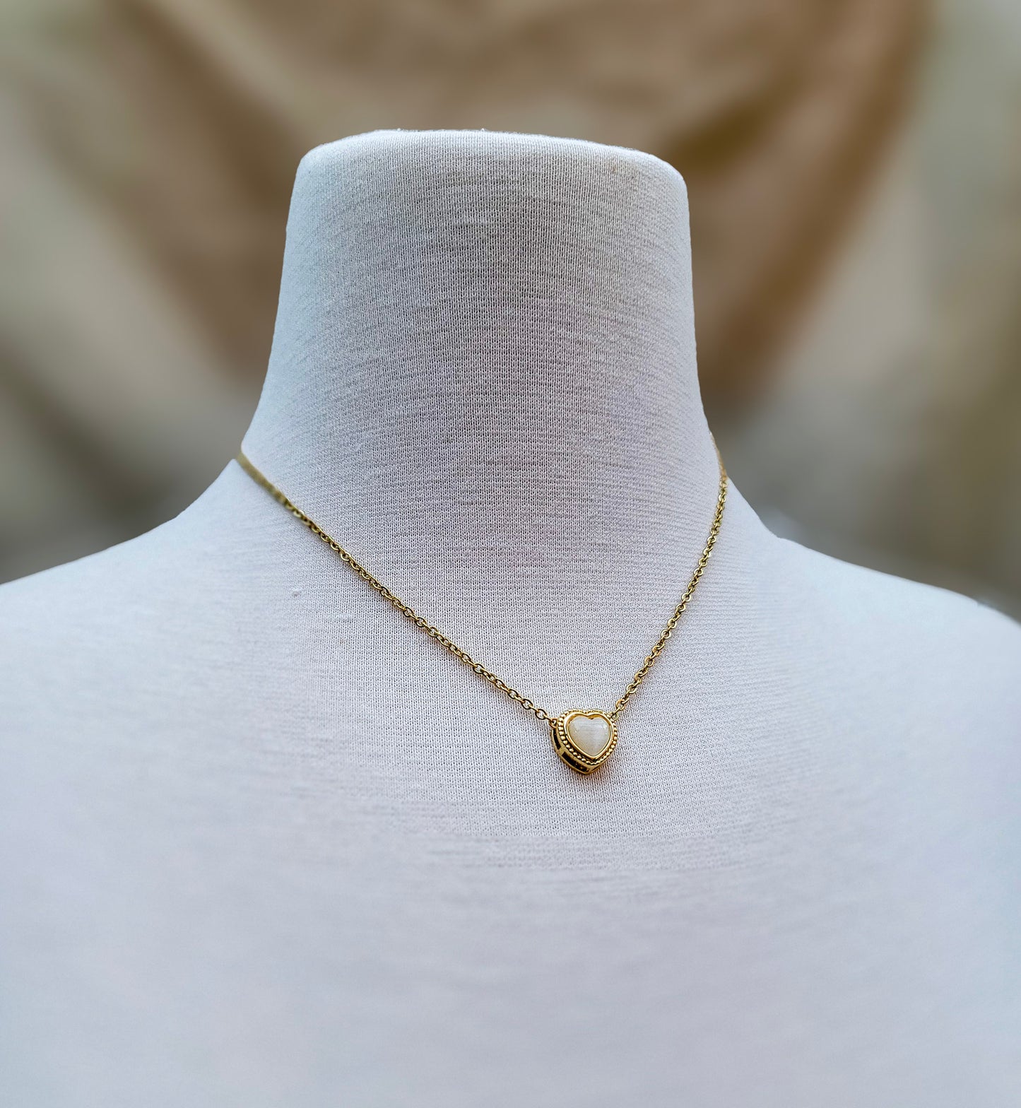 Collar delicado dorado con corazón blanco – Trish T CoCo