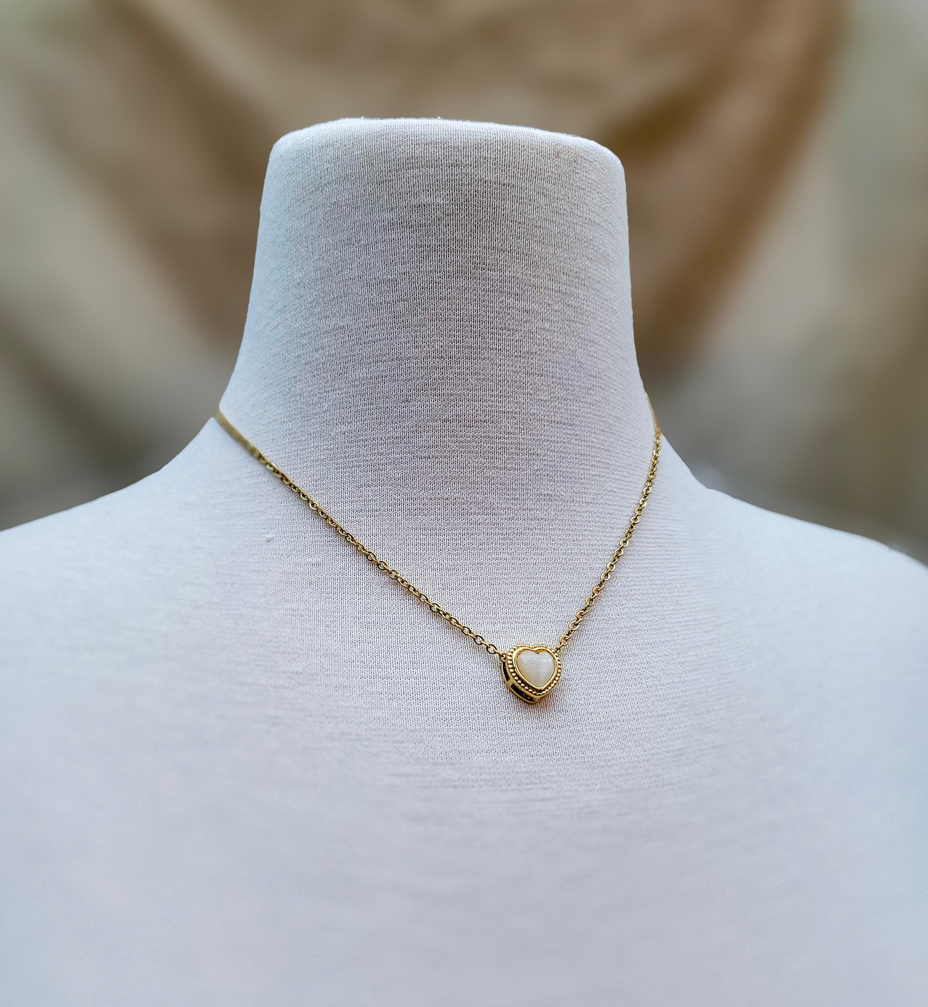 Collar delicado dorado con corazón blanco – Trish T CoCo