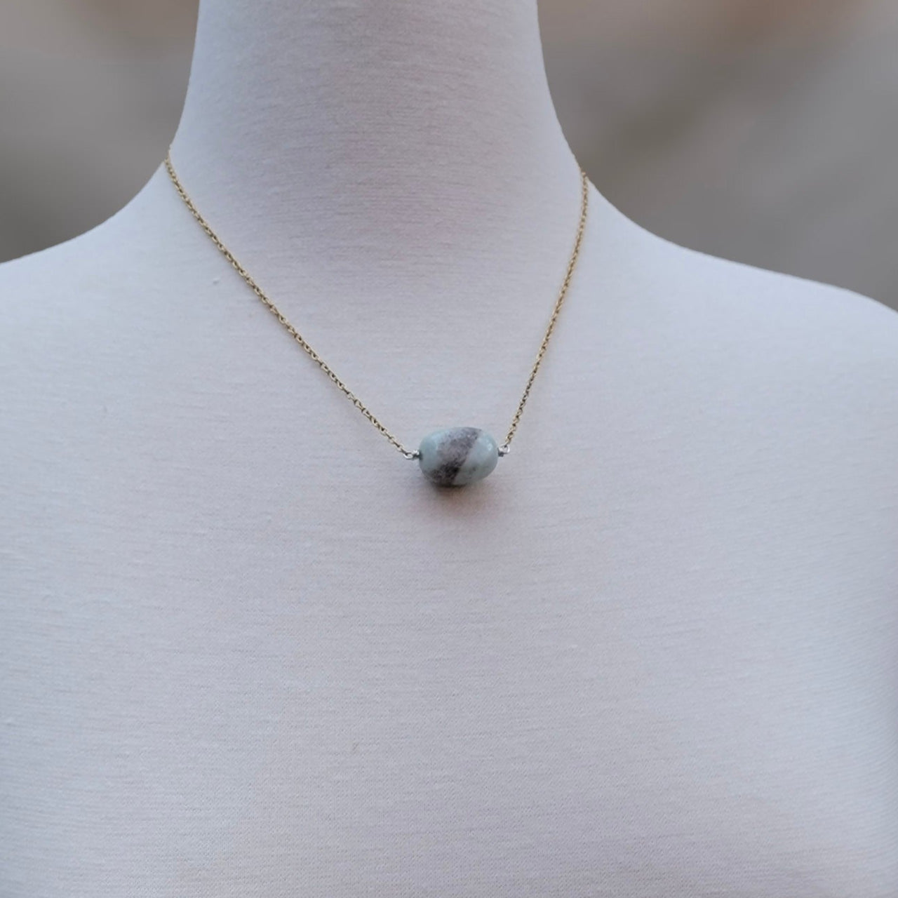 Collar enchapado en oro con piedra azul genuina – Trish T CoCo