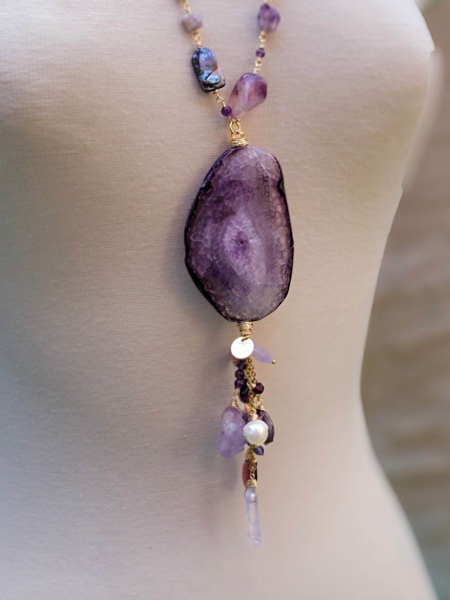 Collar espiritual hecho a mano con cuarzo y fluorita – Trish T CoCo