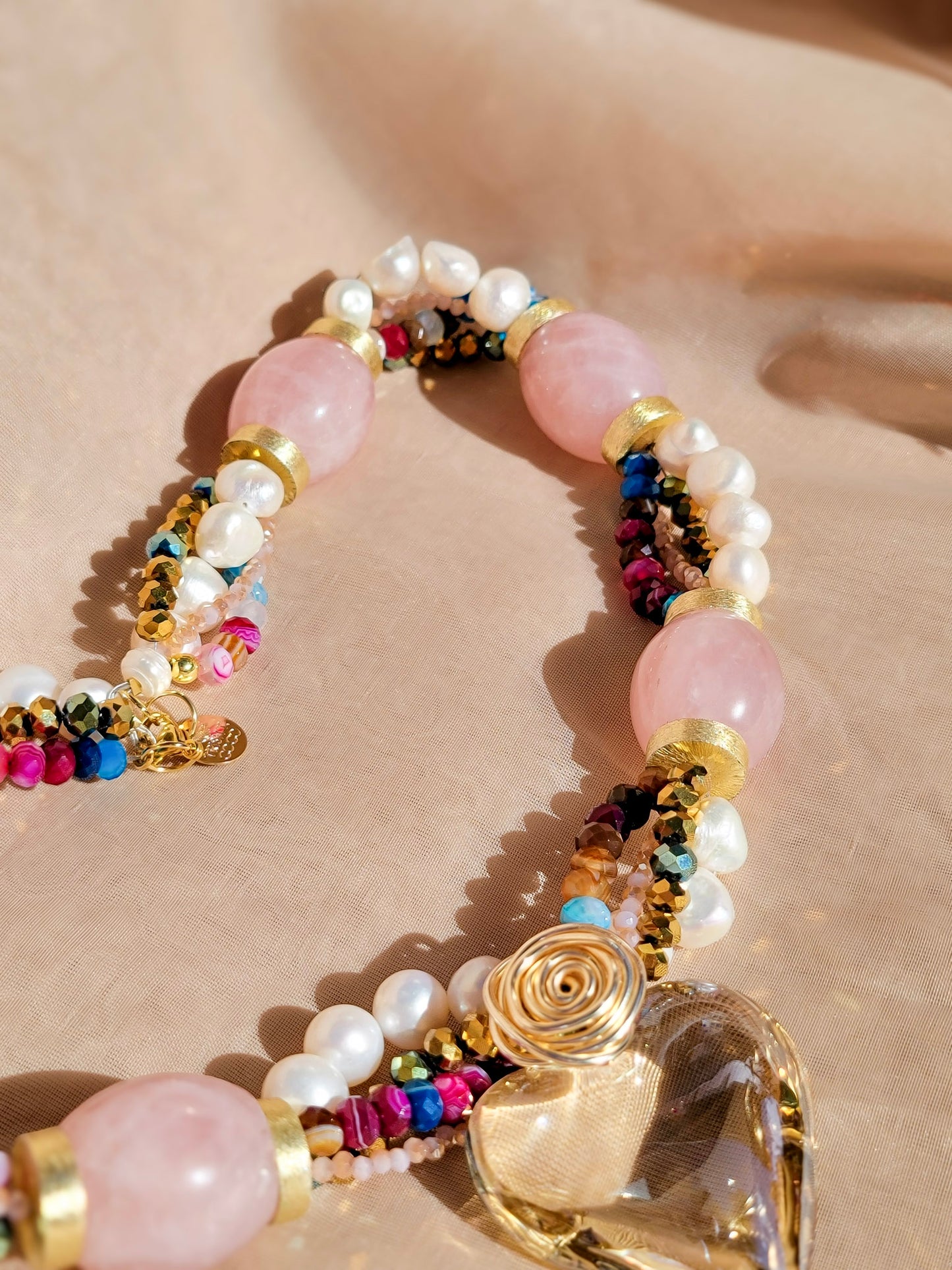 Collar hecho a mano con cuarzo rosa y corazón de cristal – Trish T CoCo