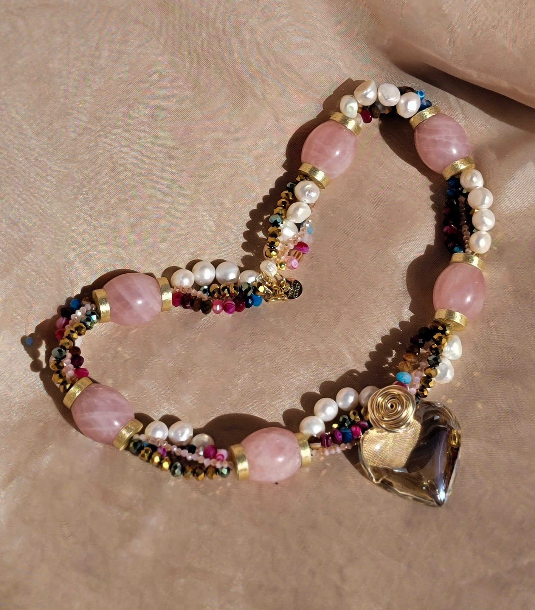 Collar statement + rosa cuarzo + perlas y corazón de cristal + verano + “Trish T CoCo
