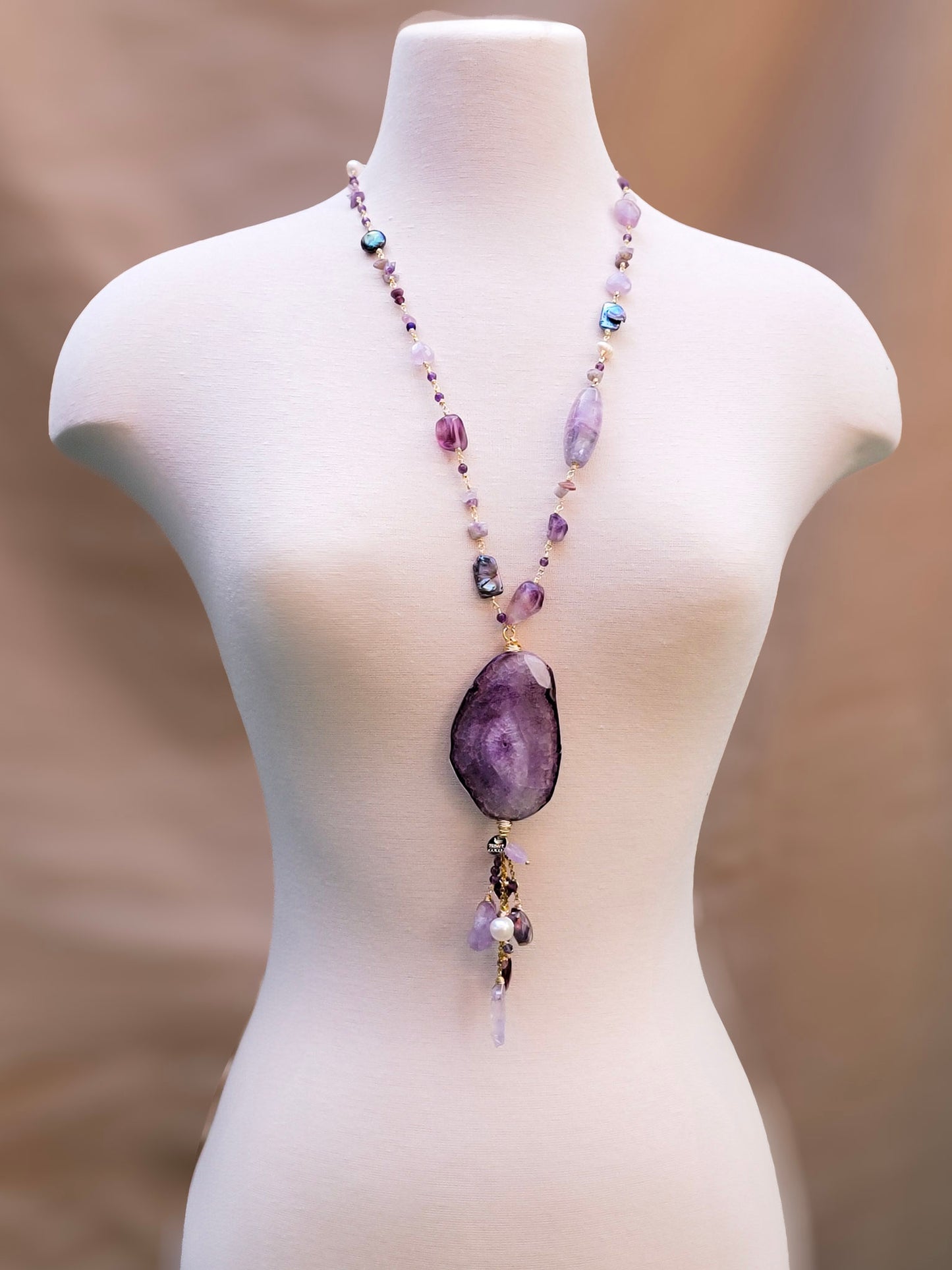 Collar largo con amatista natural y perlas – Trish T CoCo