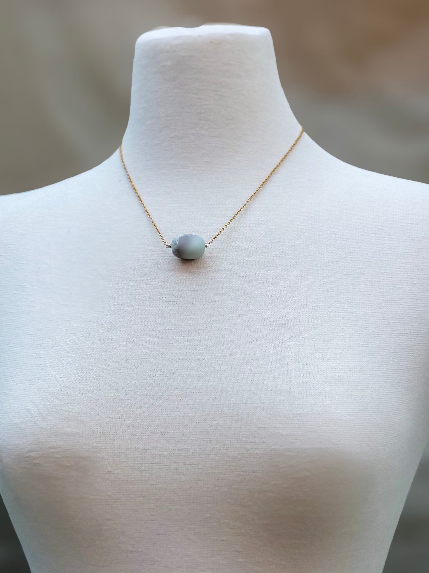 Collar minimalista con piedra natural azul verdosa – Trish T CoCo