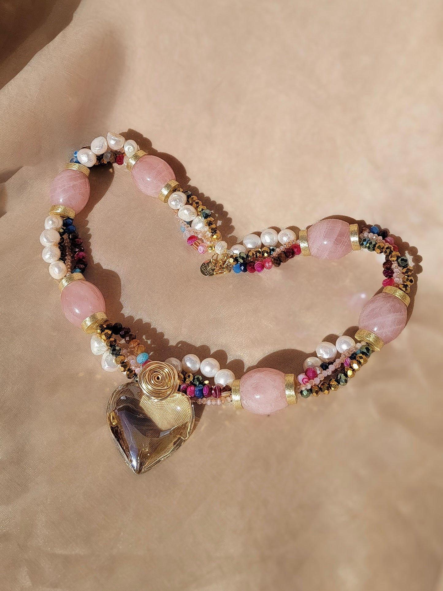 Collar statement + rosa cuarzo + perlas y corazón de cristal + “Trish T CoCo