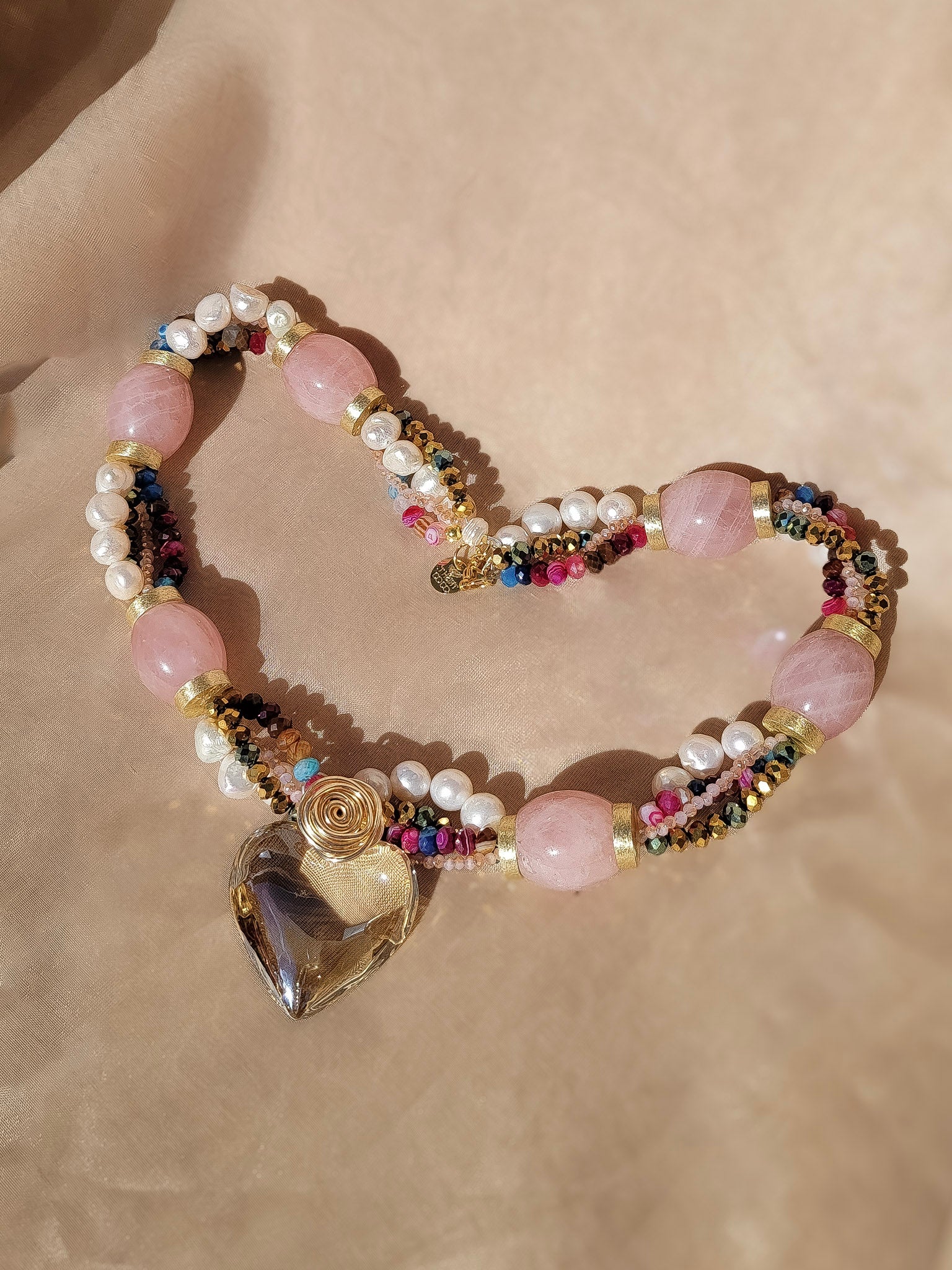 Collar statement + rosa cuarzo + perlas y corazón de cristal + “Trish T CoCo