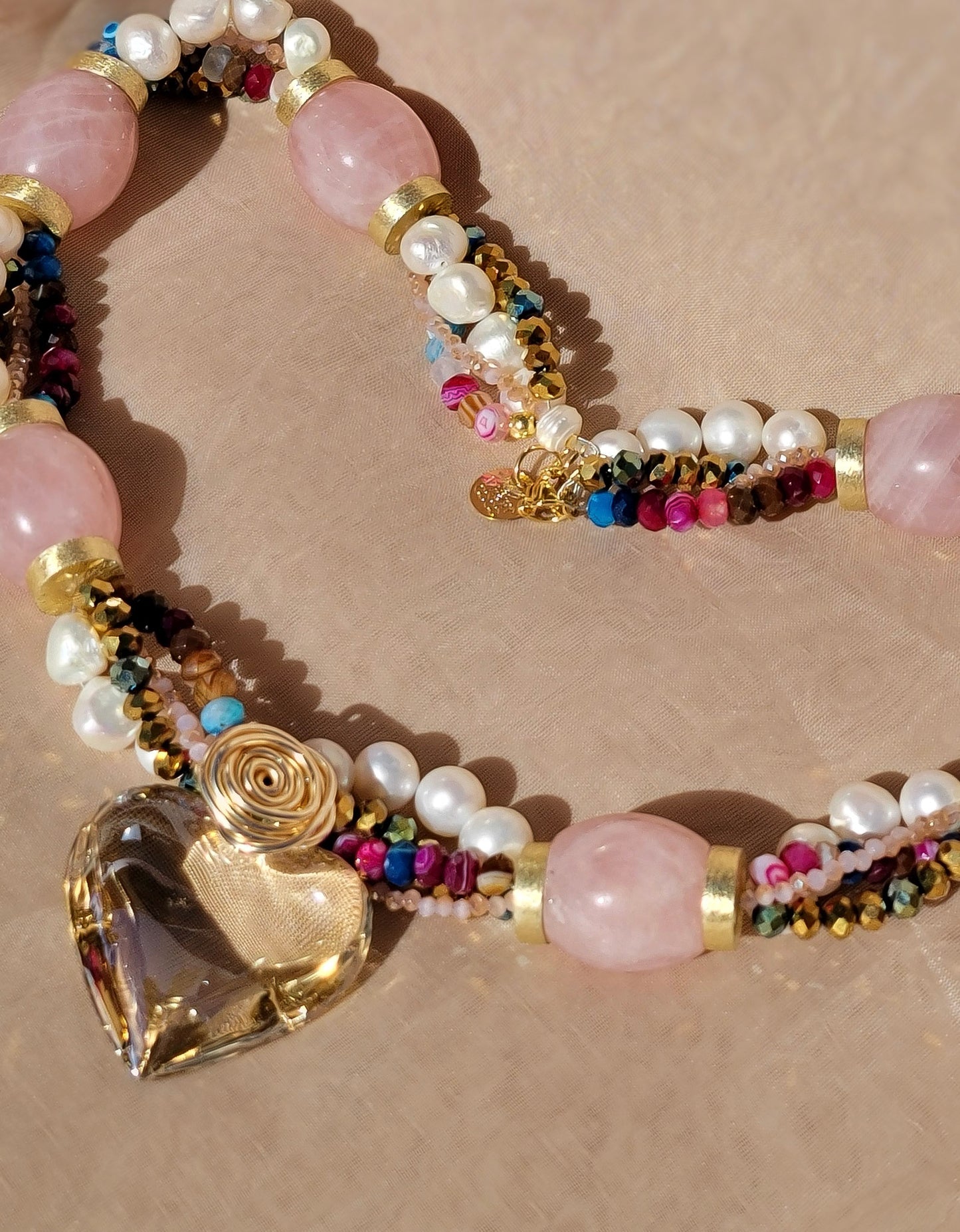 Collar statement + rosa cuarzo + perlas y corazón de cristal + “Trish T CoCo”
