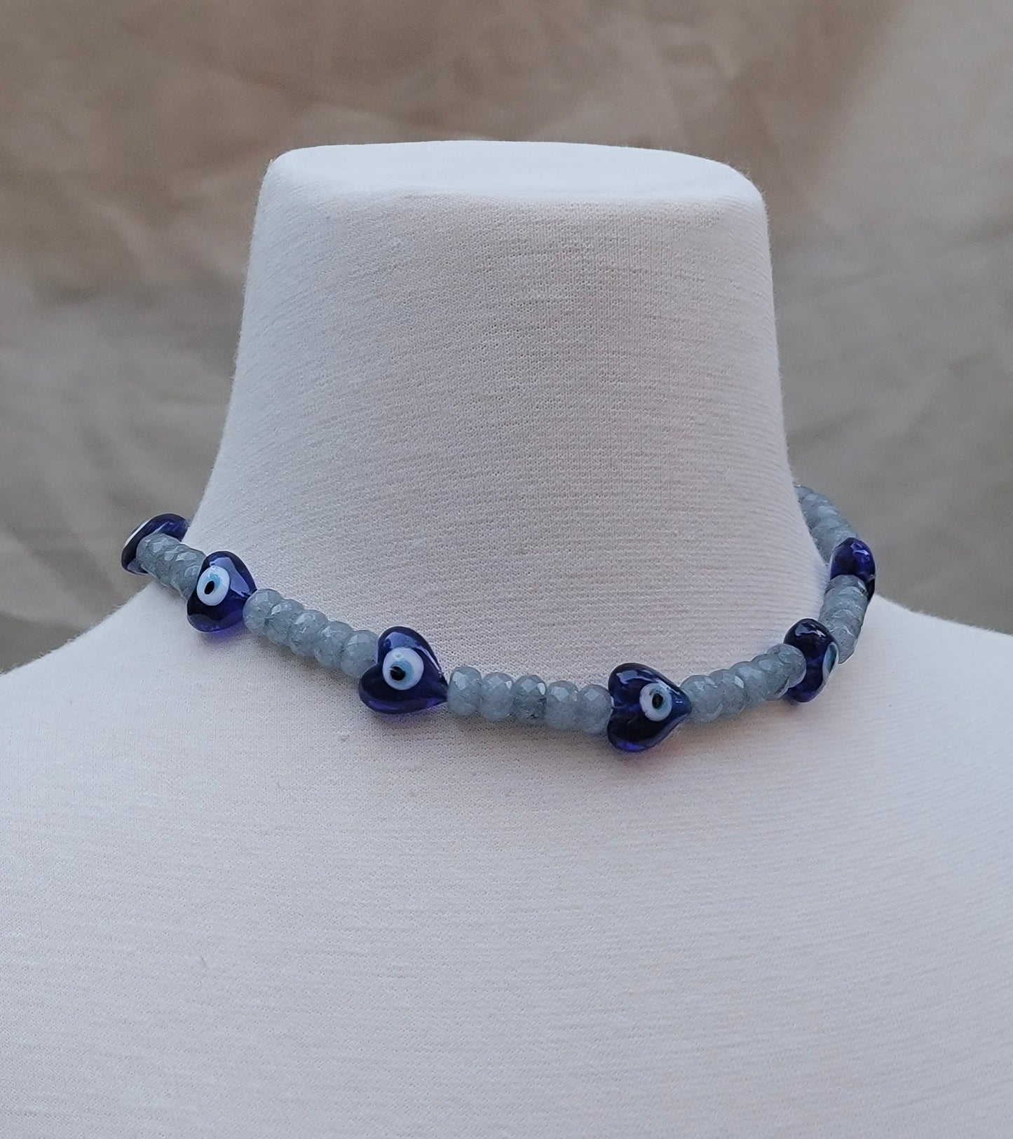 Collar tipo choker azul con cristales y amuletos de corazón – Trish T CoCo