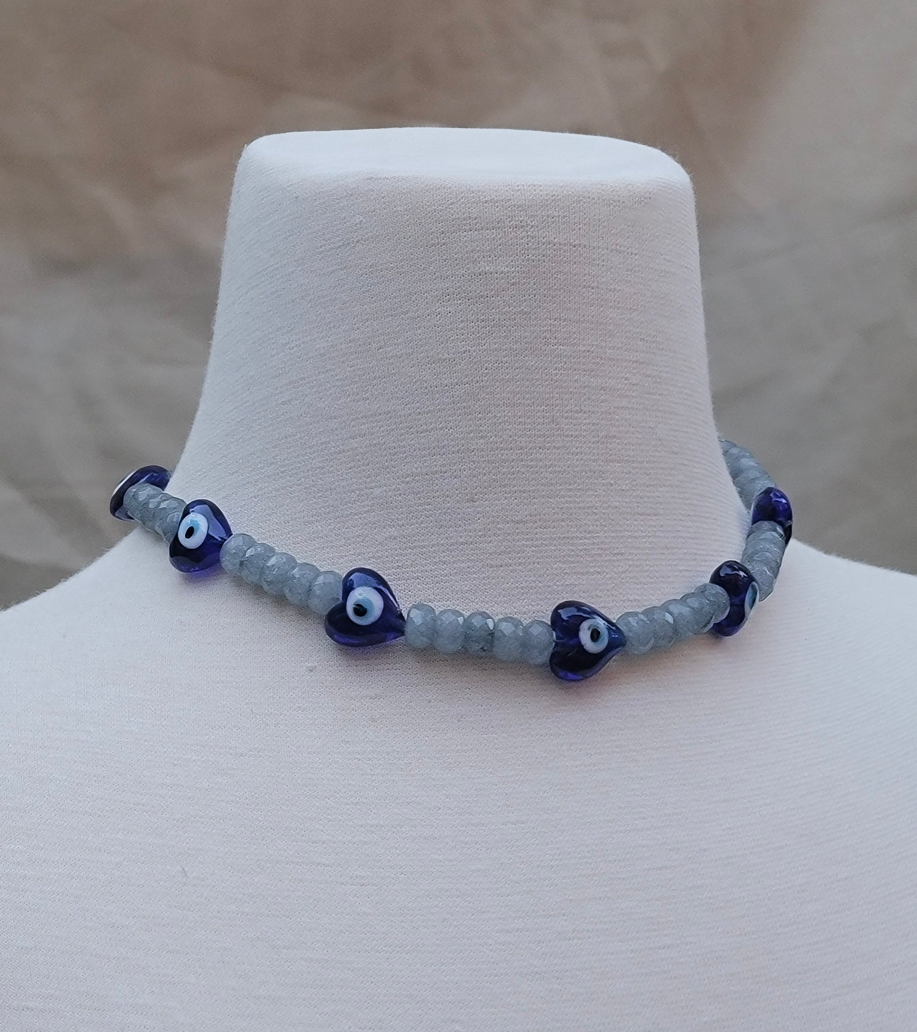 Collar tipo choker azul con cristales y amuletos de corazón – Trish T CoCo