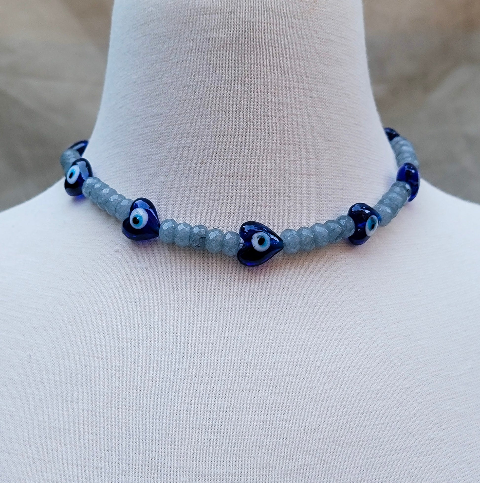 Detalle de choker protector azul con ojo turco – Trish T CoCo