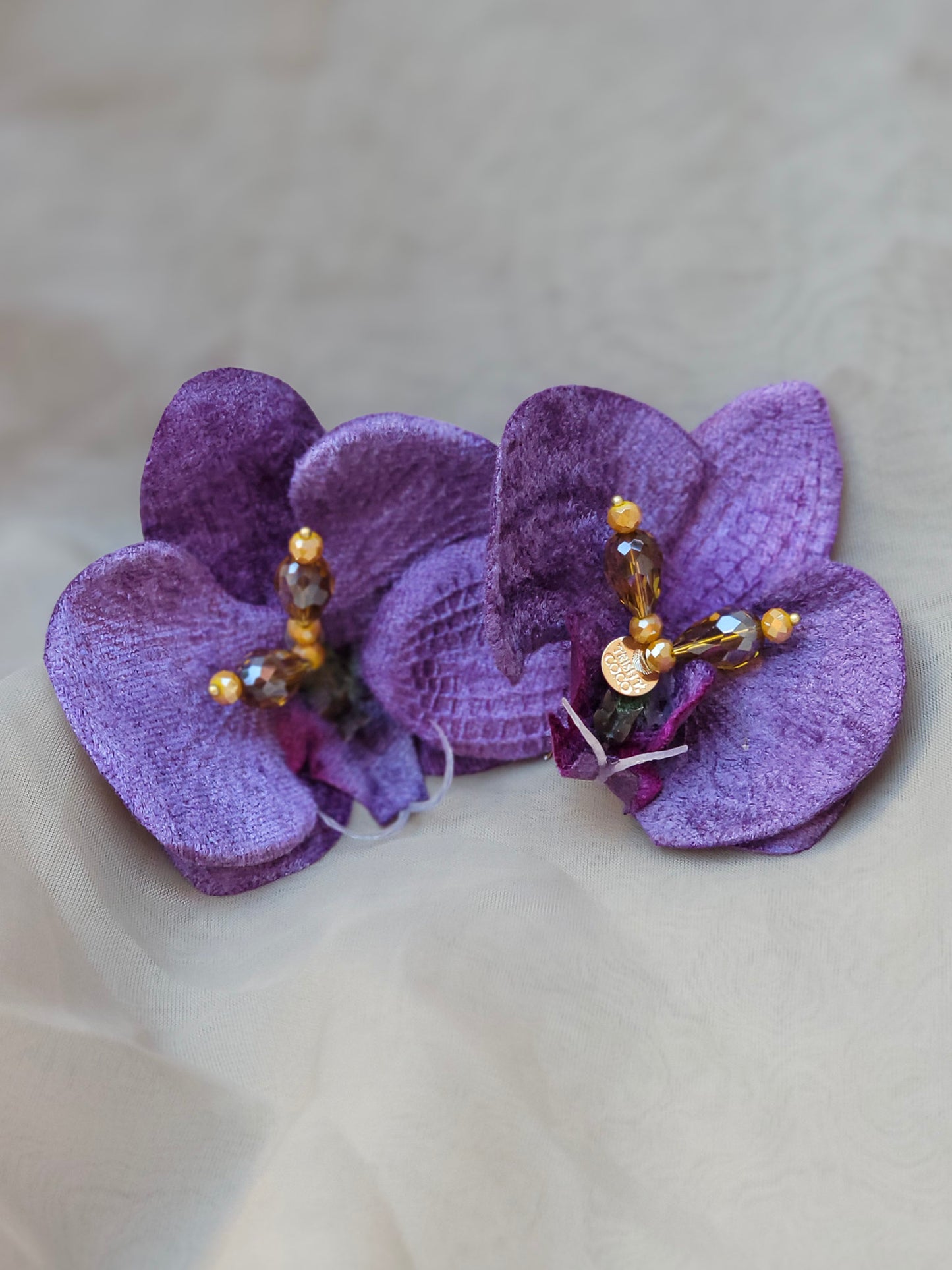 Detalle de flor tridimensional con textura realista y cristales tornasol