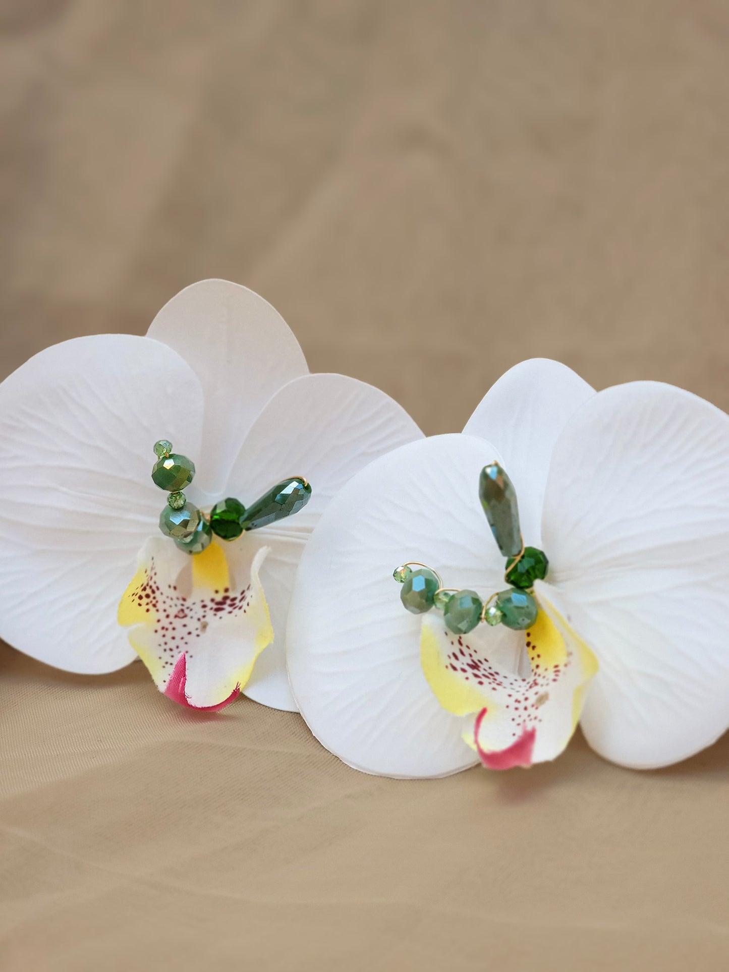 Detalle de orquídea blanca con centro amarillo y rosa – moda tropical sofisticada