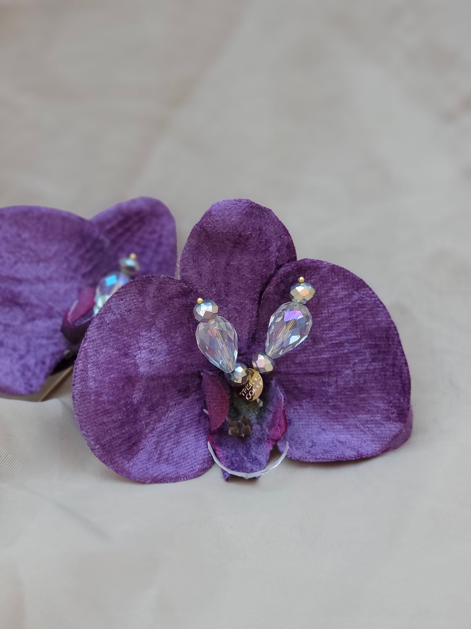 Detalle de pétalos morados y cristales brillantes – Pantallas de lujo