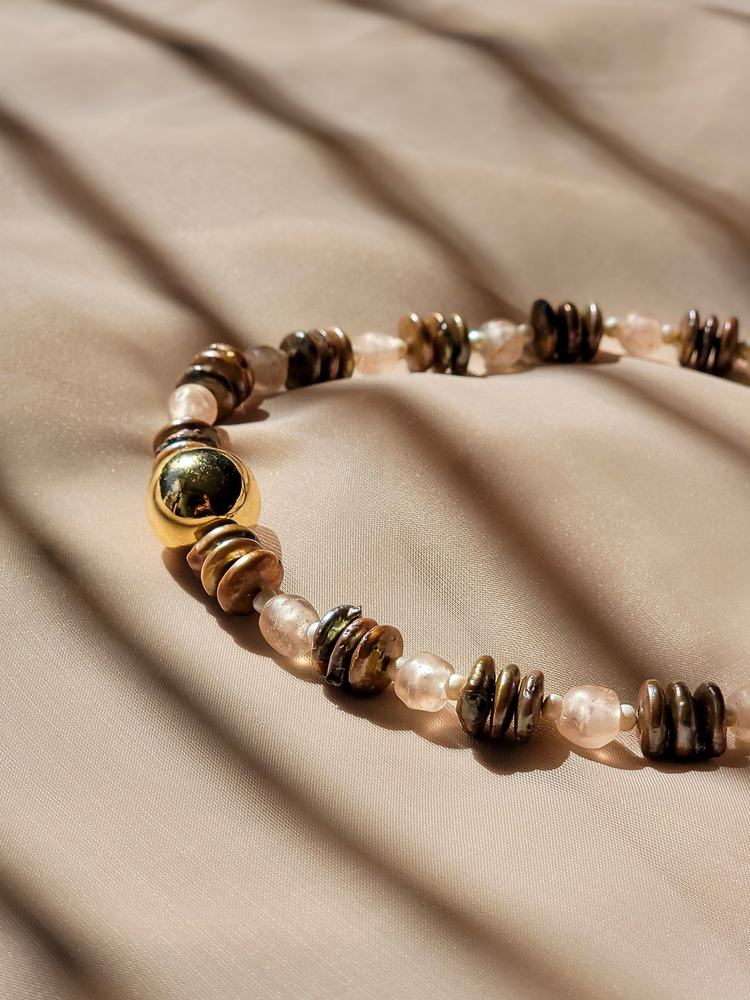 Detalle frontal del collar Golden Earth con cristales facetados y perlas naturales – Trish T CoCo