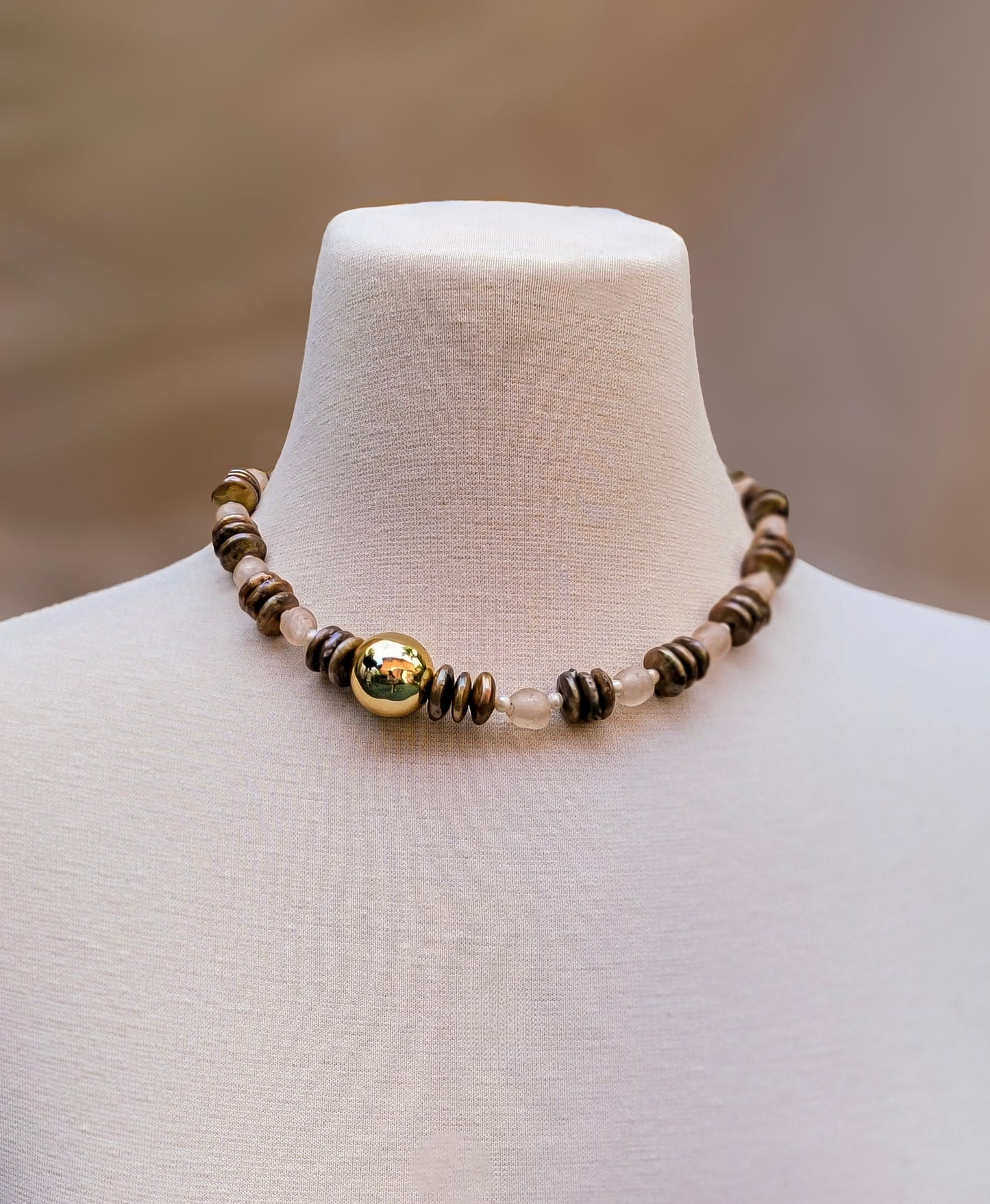 Detalle frontal del collar Golden Earth con cristales facetados y perlas naturales – Trish T CoCo