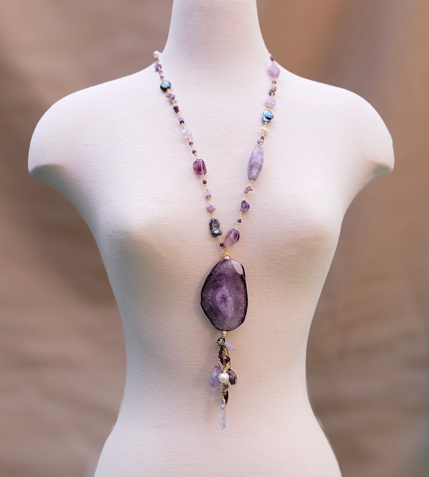 Detalle piedra amatista en collar artesanal – Trish T CoCo