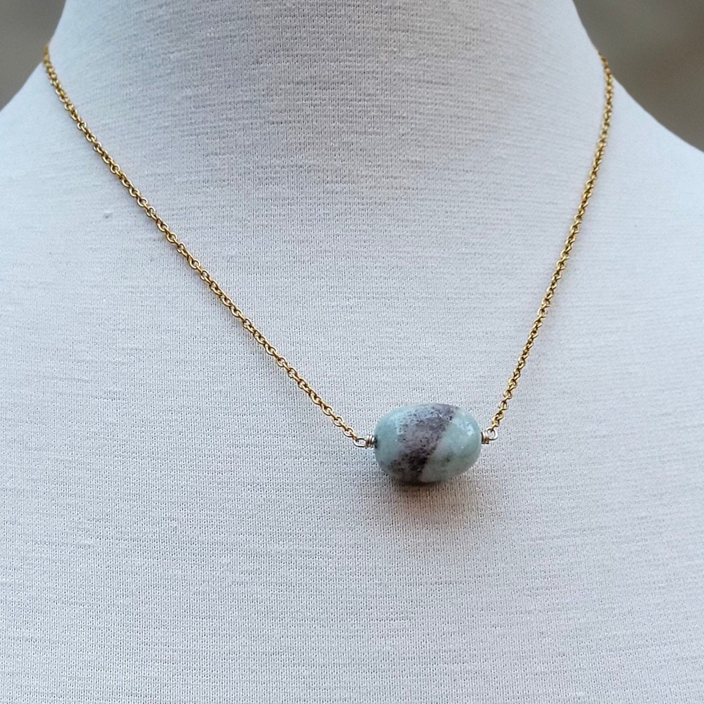 Gargantilla dorada con amazonita central – Trish T CoCo