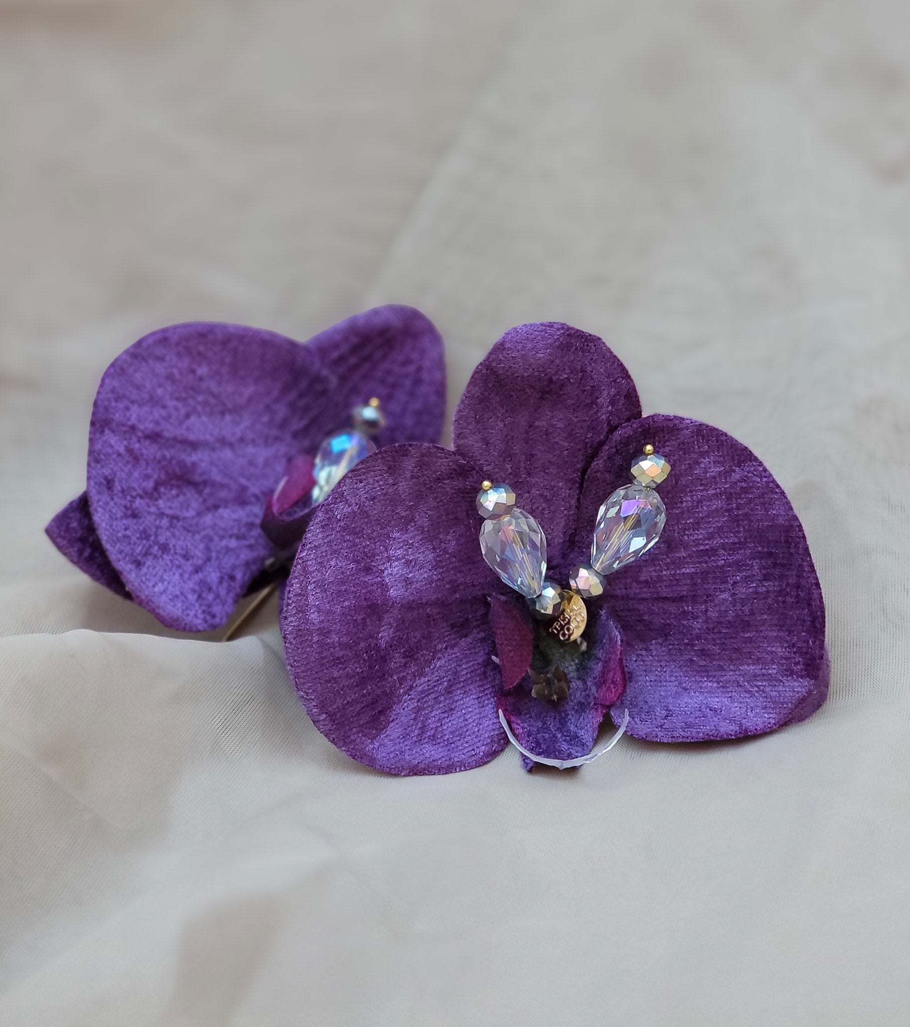 Joyería artesanal de Puerto Rico – Aretes de flor púrpura para editoriales