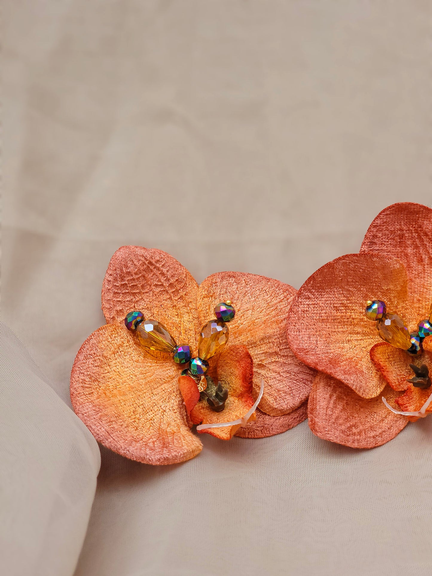 “Pantallas artesanales en forma de orquídea color cobre con cristales iridiscentes – Trish T CoCo”