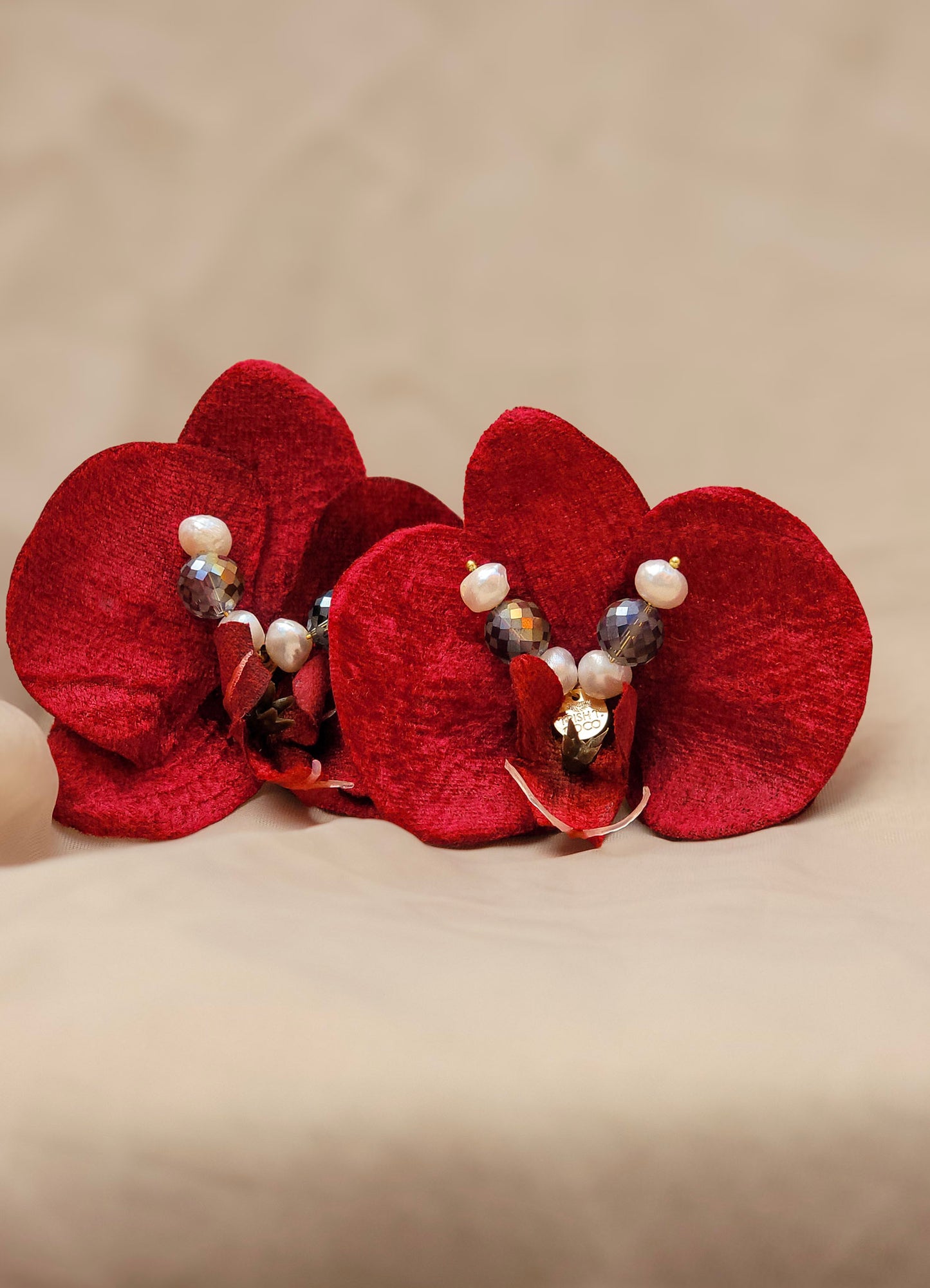 Pantallas artesanales rojas en forma de orquídea con perlas y cristales – Trish T CoCo