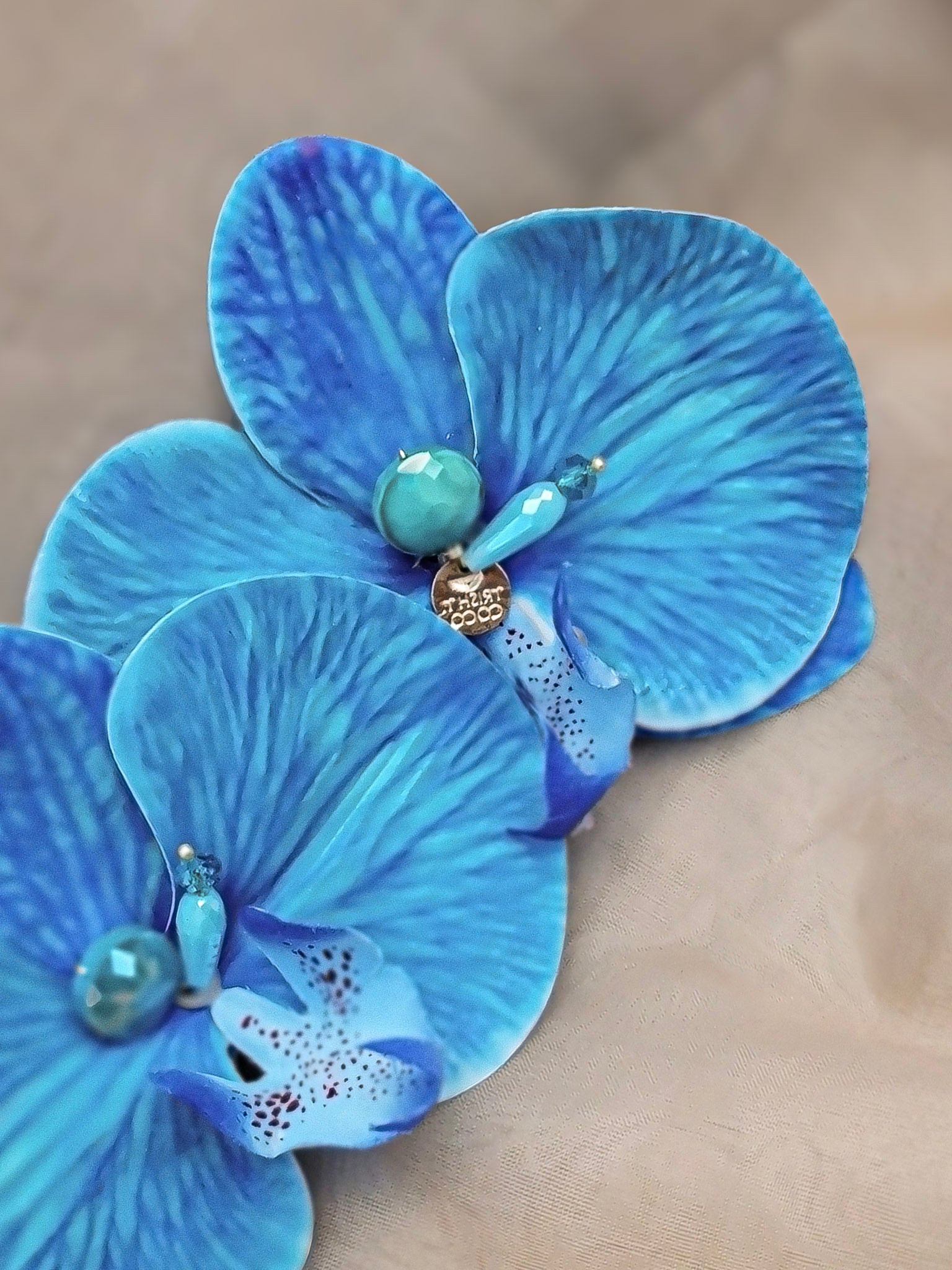 Pantallas de orquídea azul con diseño artesanal y brillo de cristales"