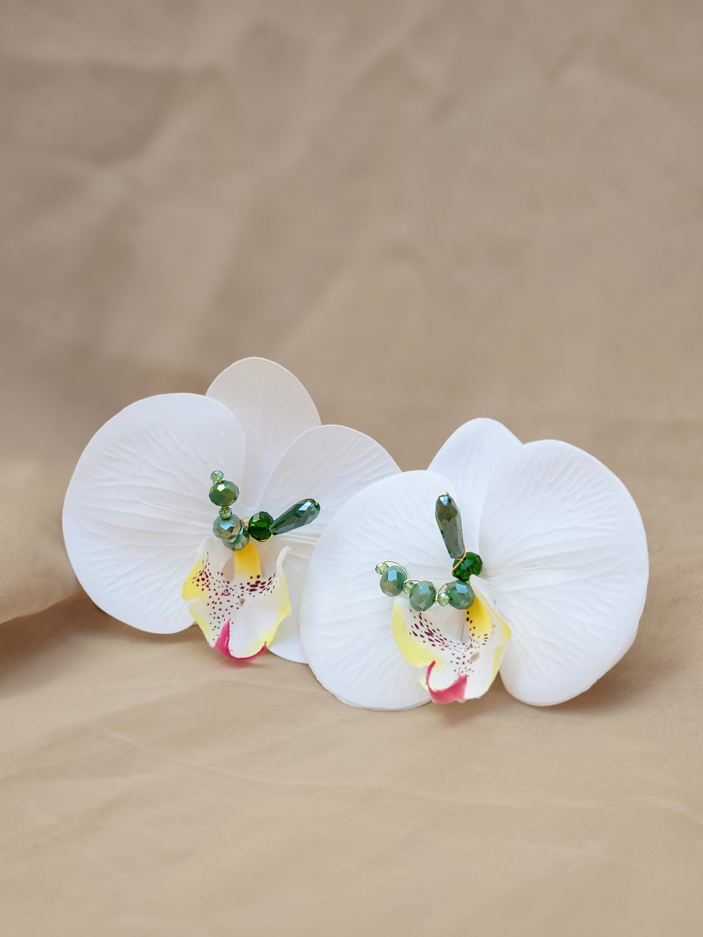 Pantallas de orquídea con piedra verde y pétalos blancos realistas