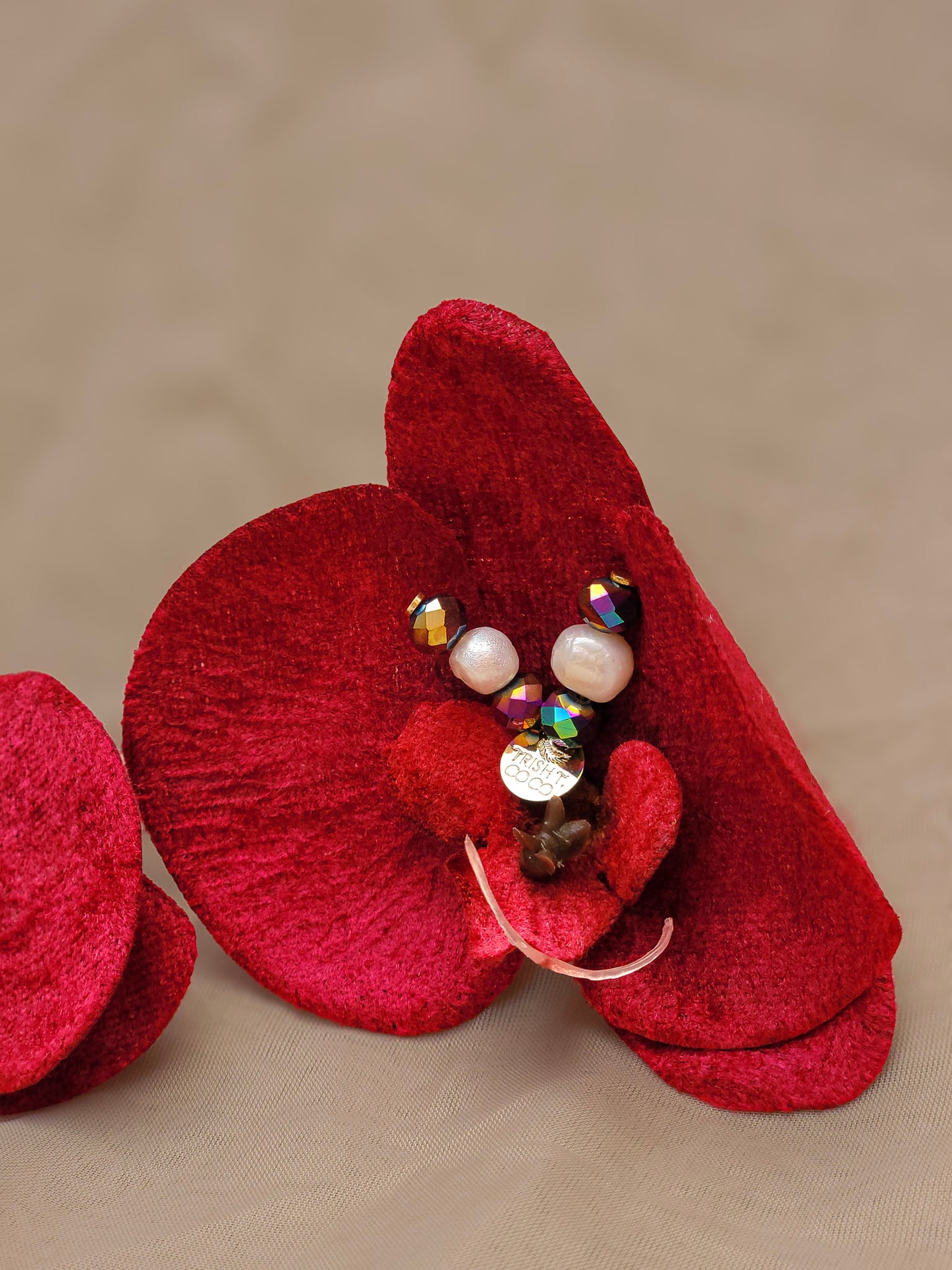 Pantallas de orquídeas rojas con perlas naturales y cristales – Trish T CoCo