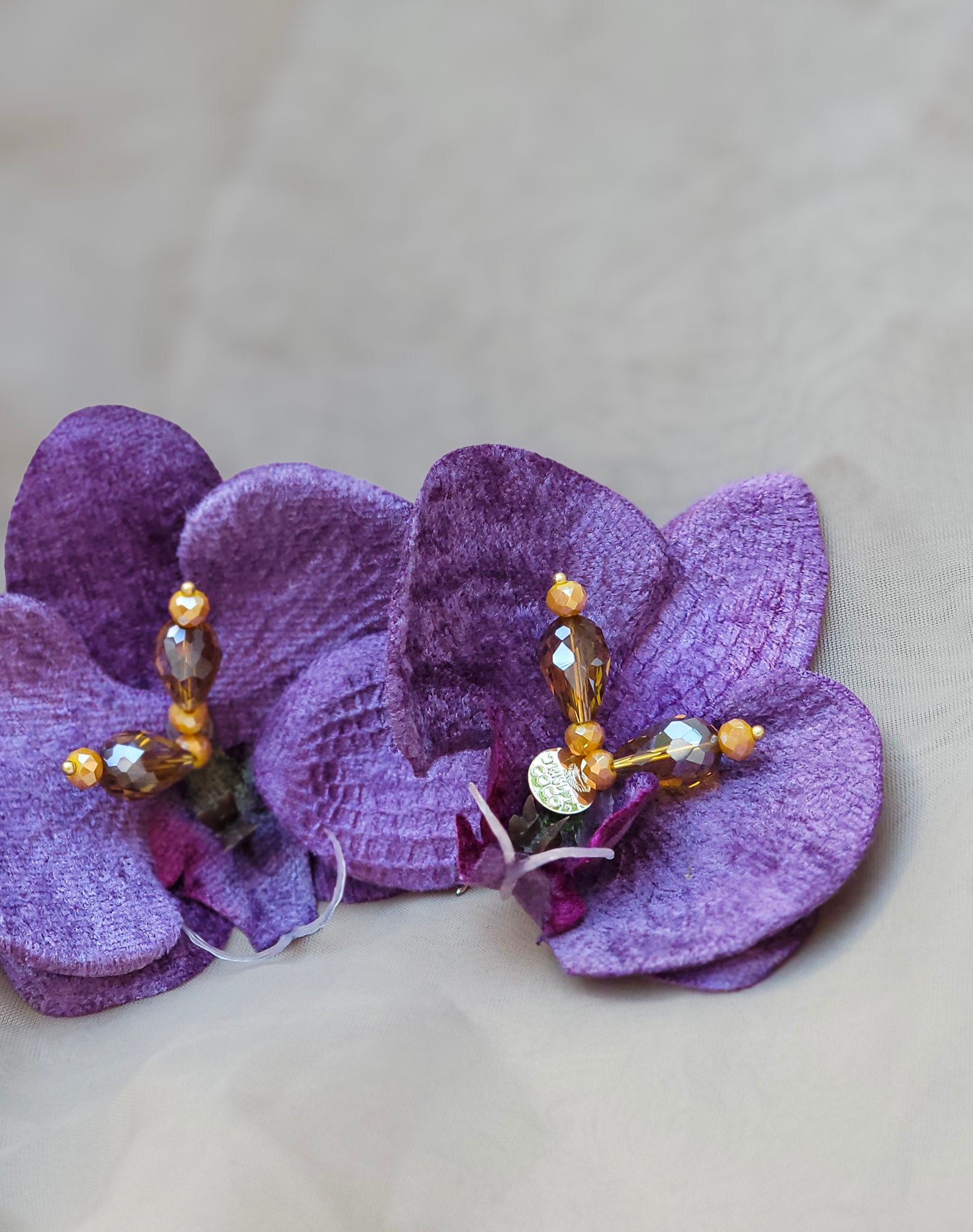 Pantallas en forma de orquídea púrpura con cristales dorados, estilo editorial – Trish T CoCo